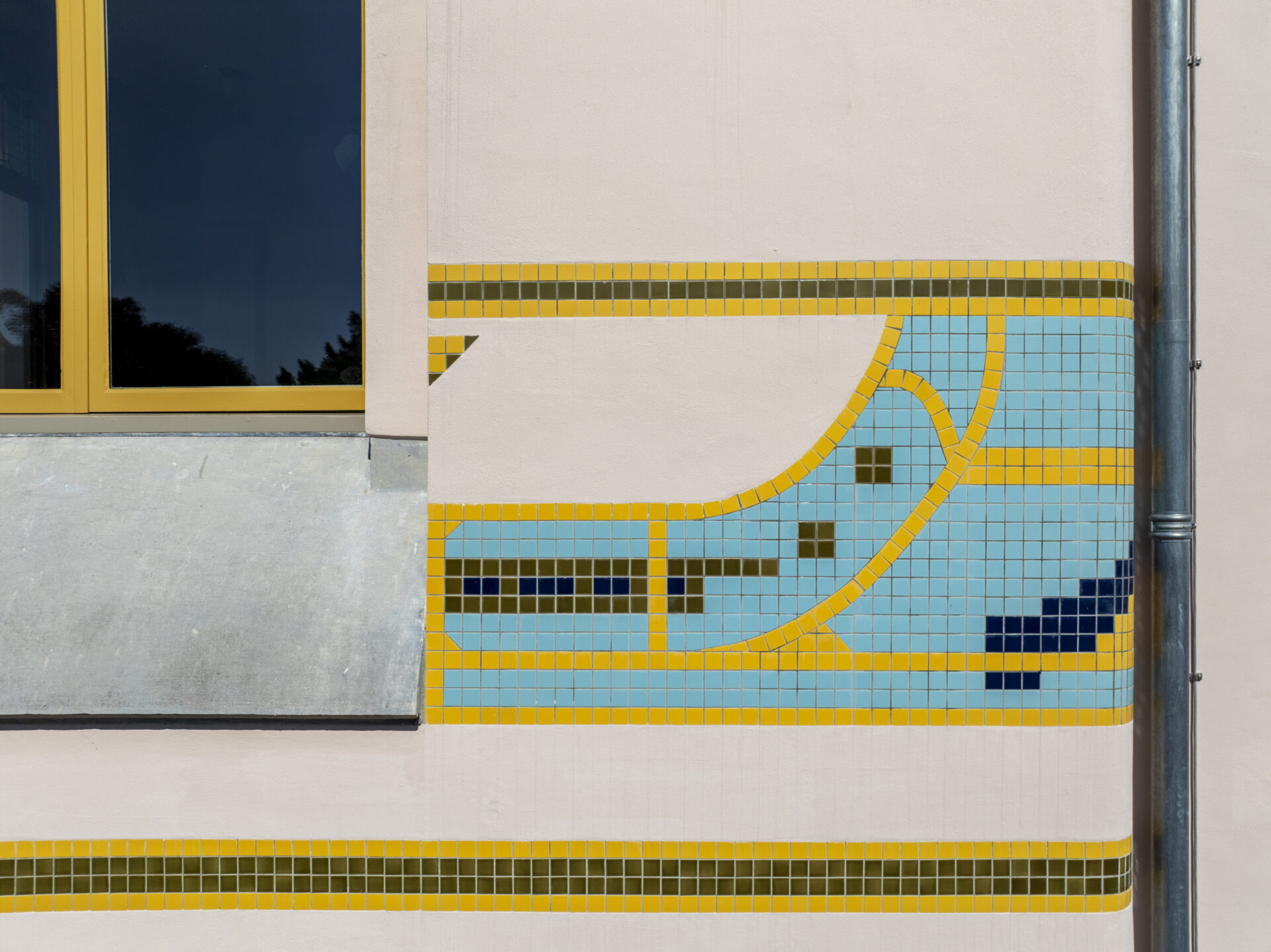 Detailfoto van Mozaïek aan de buitenzijde van Jachtslot Mookerheide