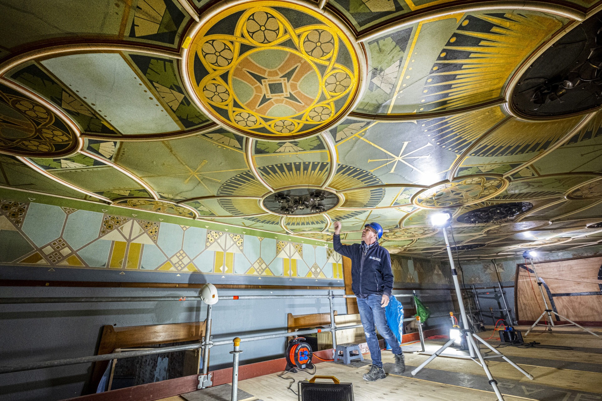 Medewerker van Van Dinther tijdens restauratiewerkzaamheden aan plafond in Jachtslot Mookerheide