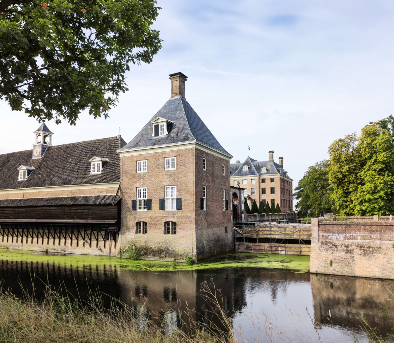 Zijaanzicht van Kasteel Amerongen gezien vanuit de gracht
