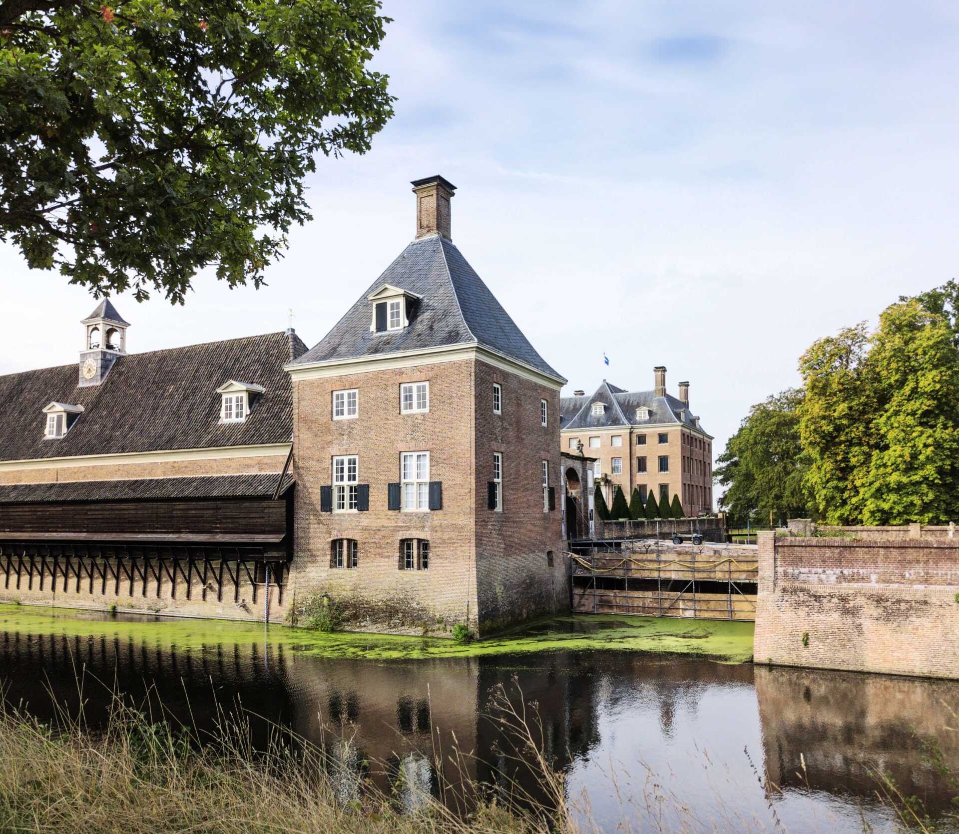 Zijaanzicht van Kasteel Amerongen gezien vanuit de gracht