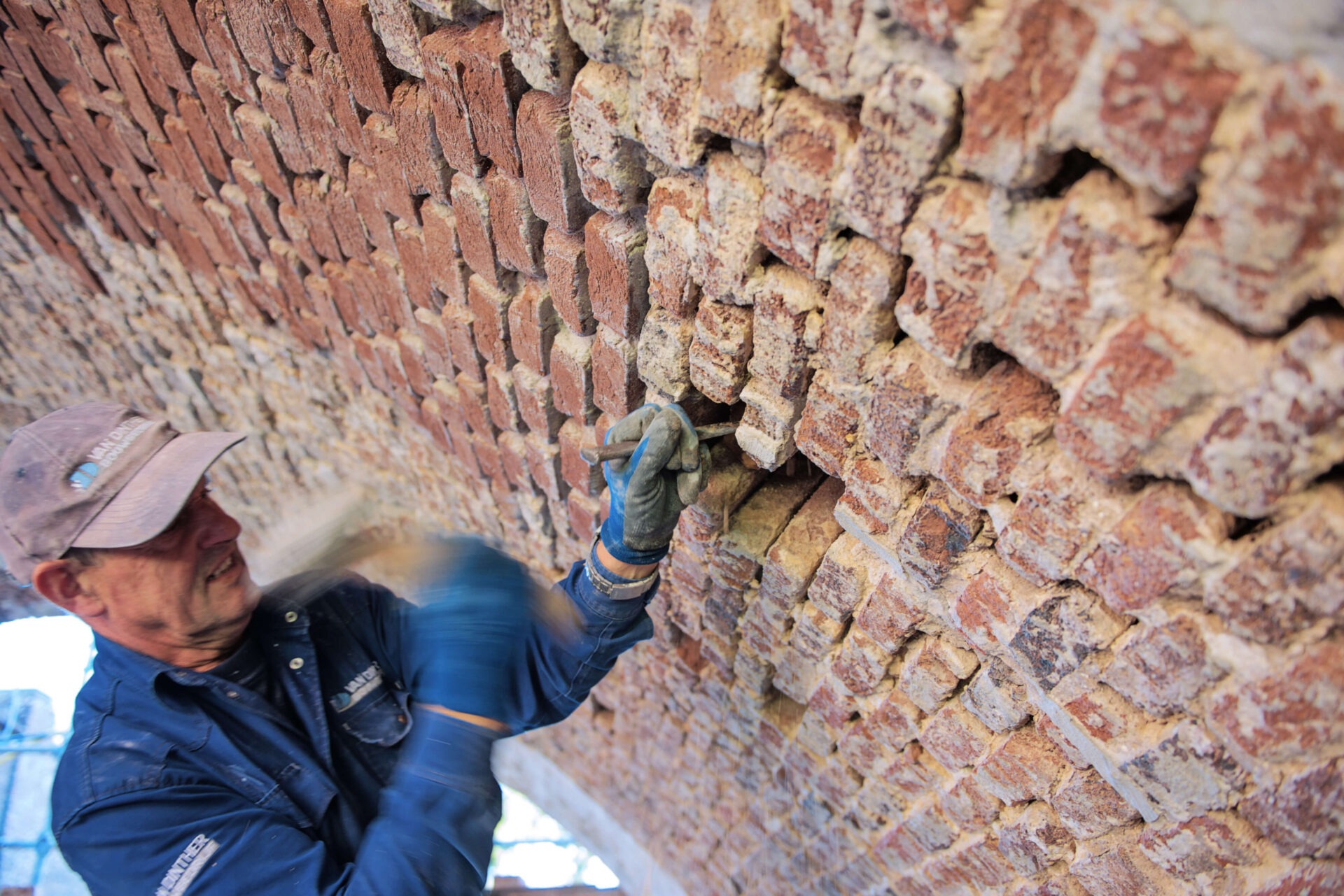 Metselaar van Van Dinther tijdens het herstellen van het metselwerk in Kasteel Amerongen