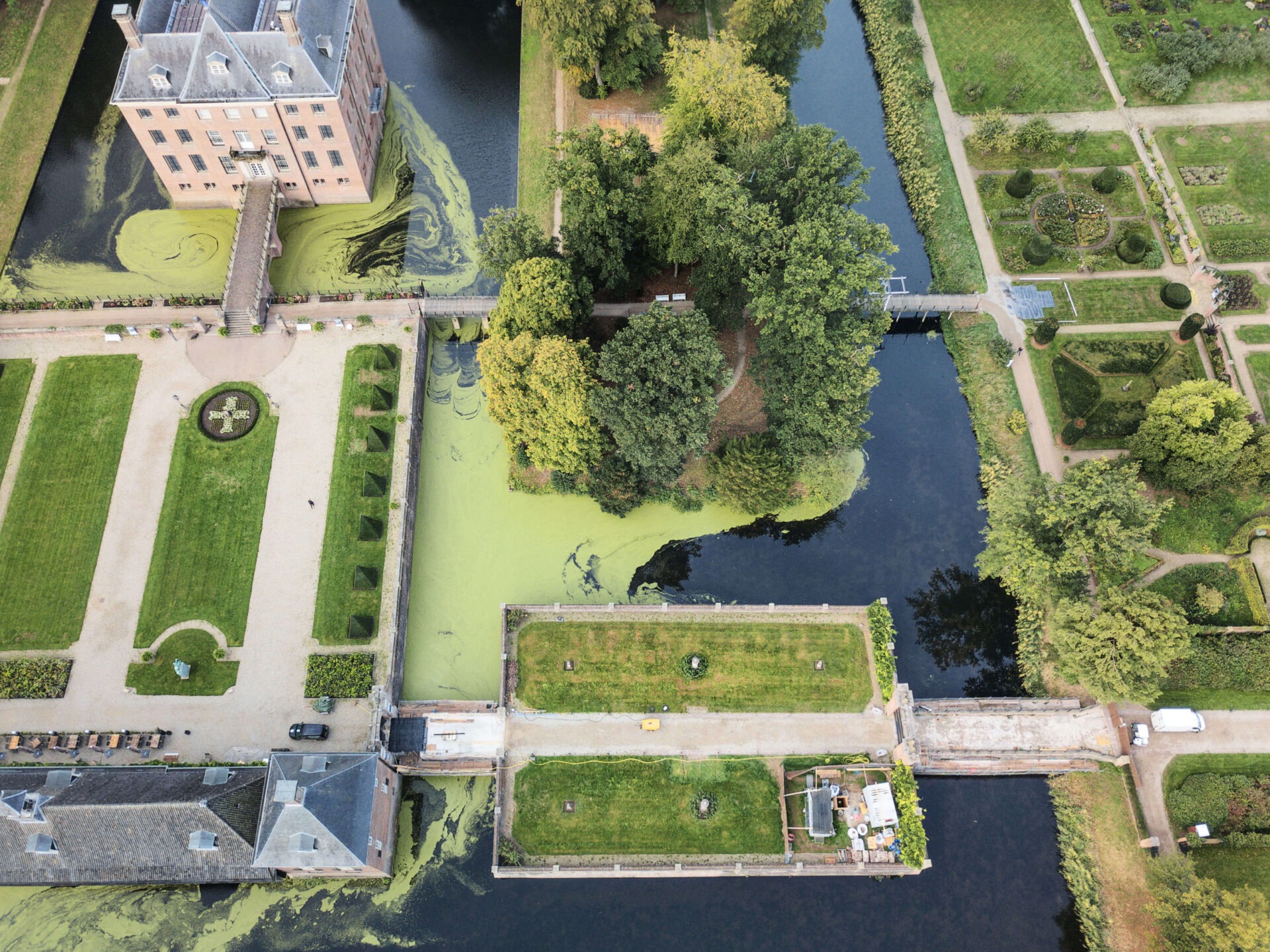 Bovenaanzicht van van Kasteel Amerongen inclusief de tuinen en de gracht