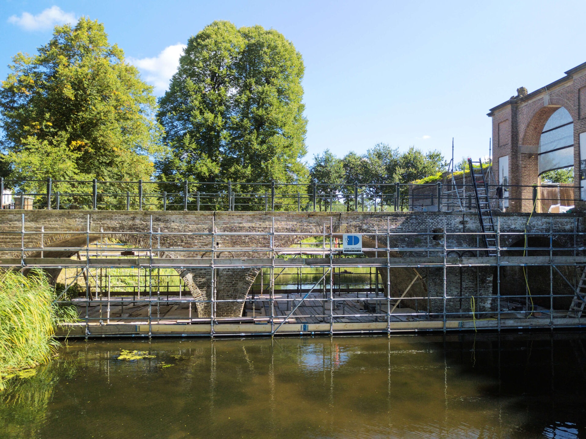 De brug van Kasteel Amerongen tijdens restauratiewerkzaamheden in de steigers