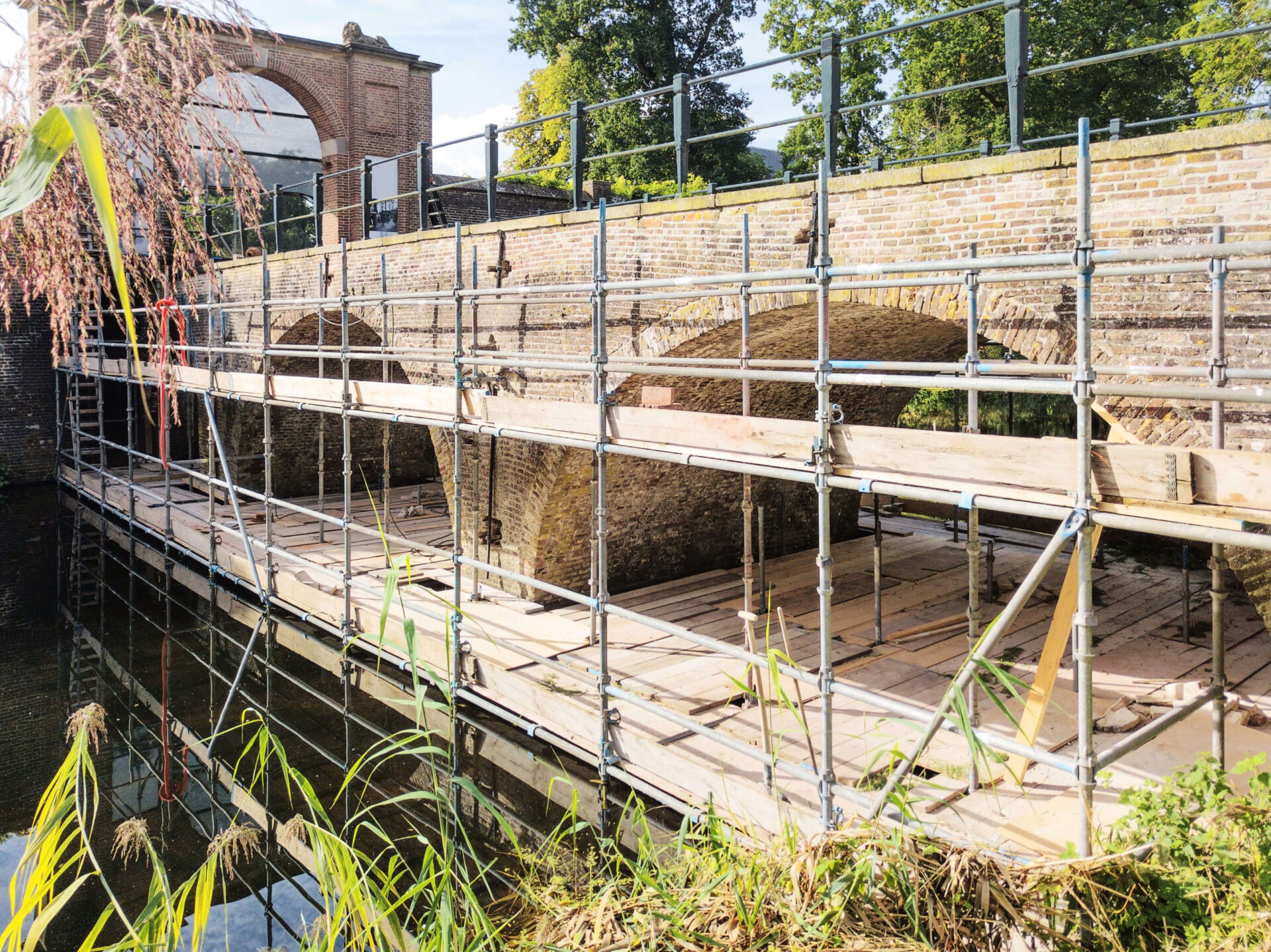 Restauratiewerkzaamheden bij de brug van Kasteel Amerongen