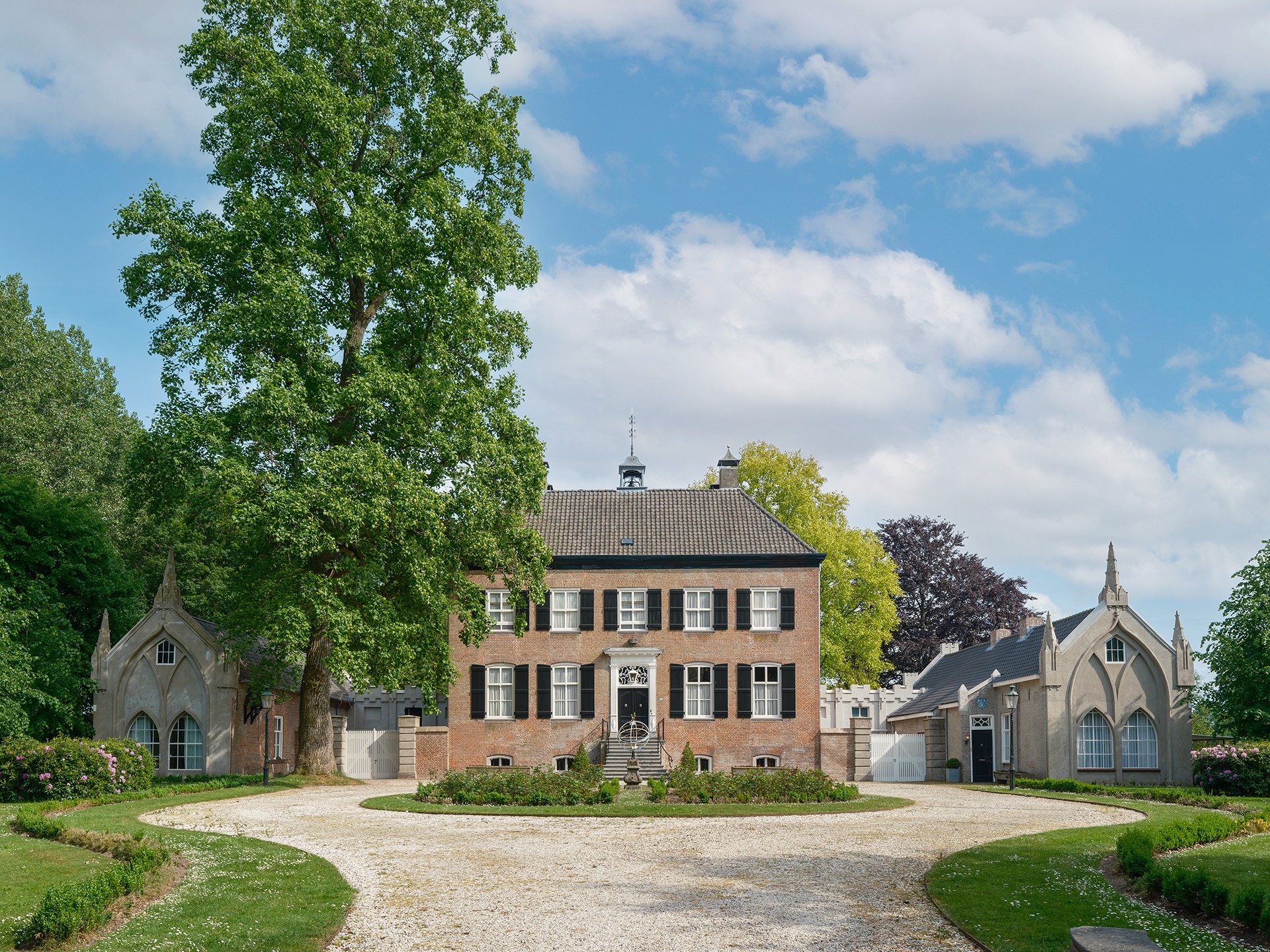 Voorzijde van Kasteel Strijdhoef met bijgebouwen