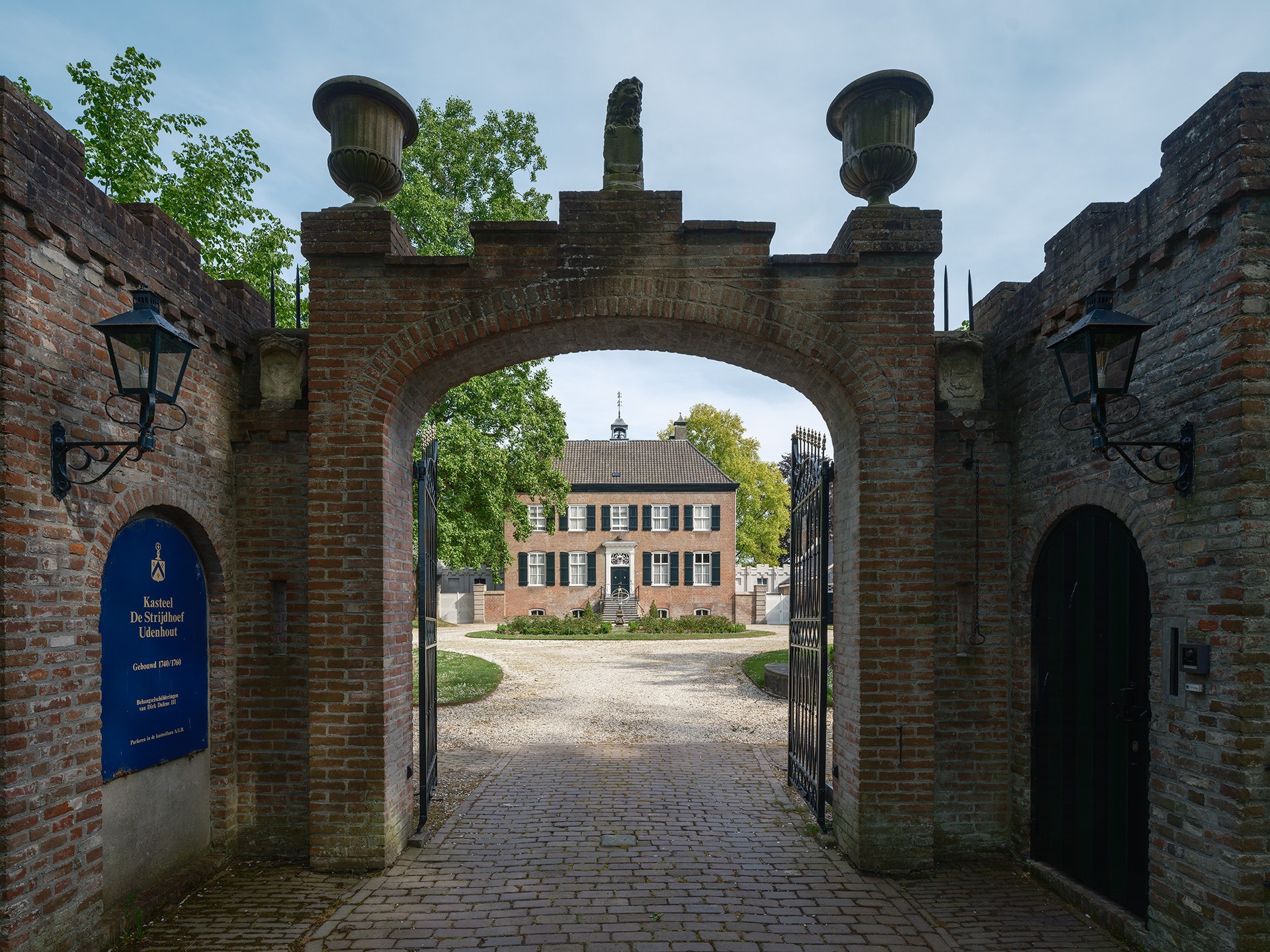 Inkijk door de poort van Kasteel Strijdhoef