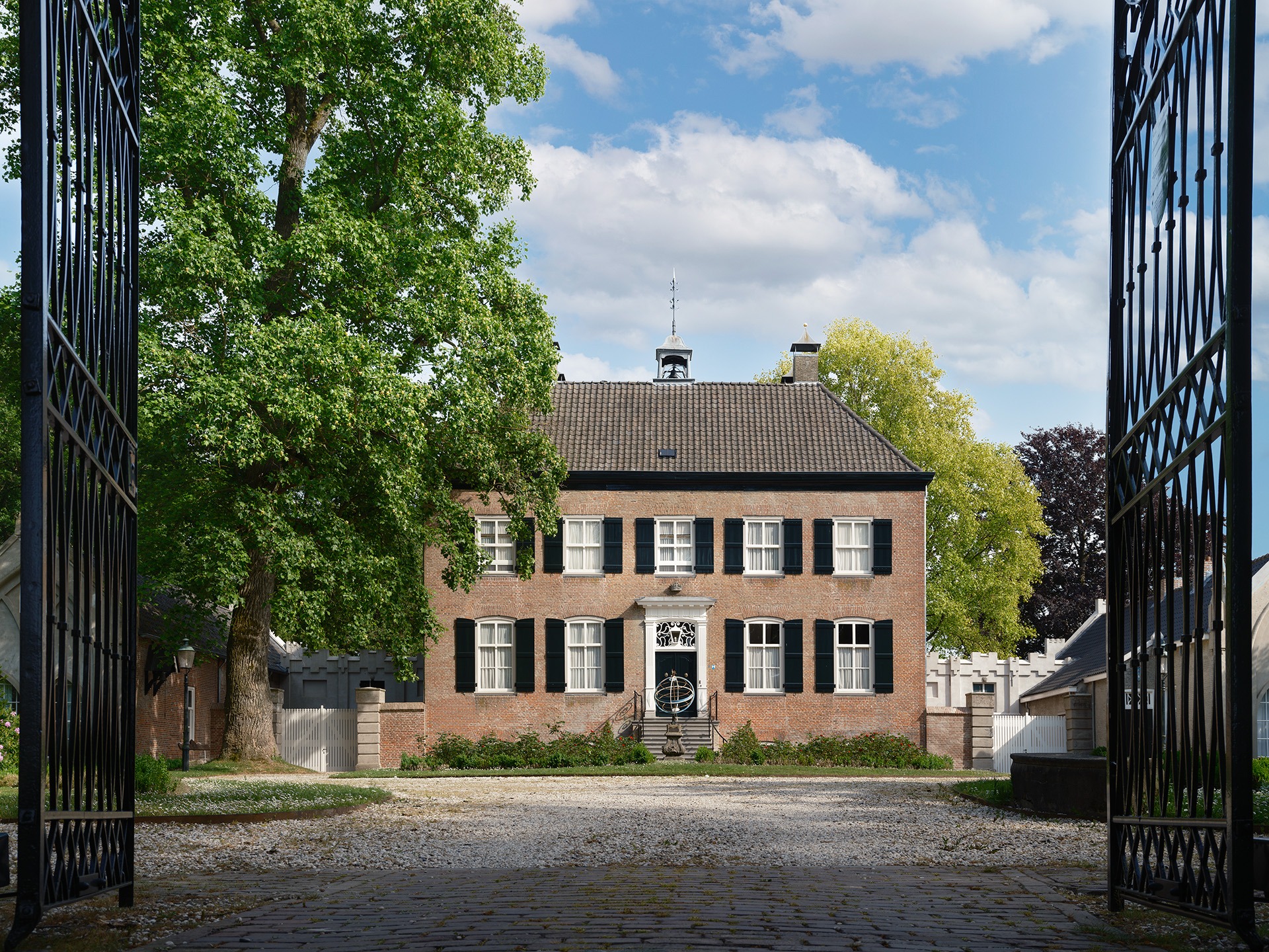 Vooraanzicht Kasteel Strijdhoef door de poort