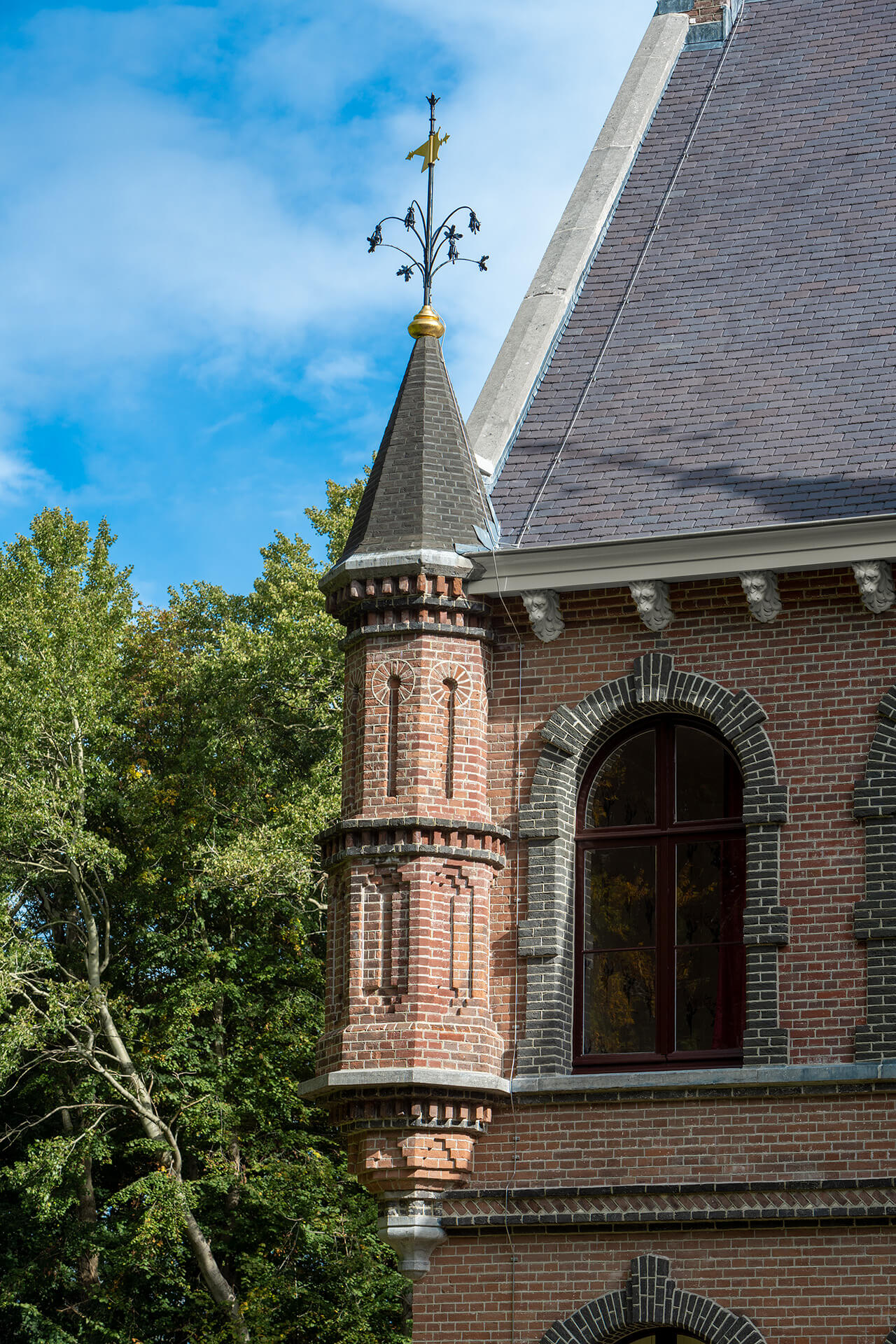 Detailfoto van een van de torens van Kasteel d’Oultremont