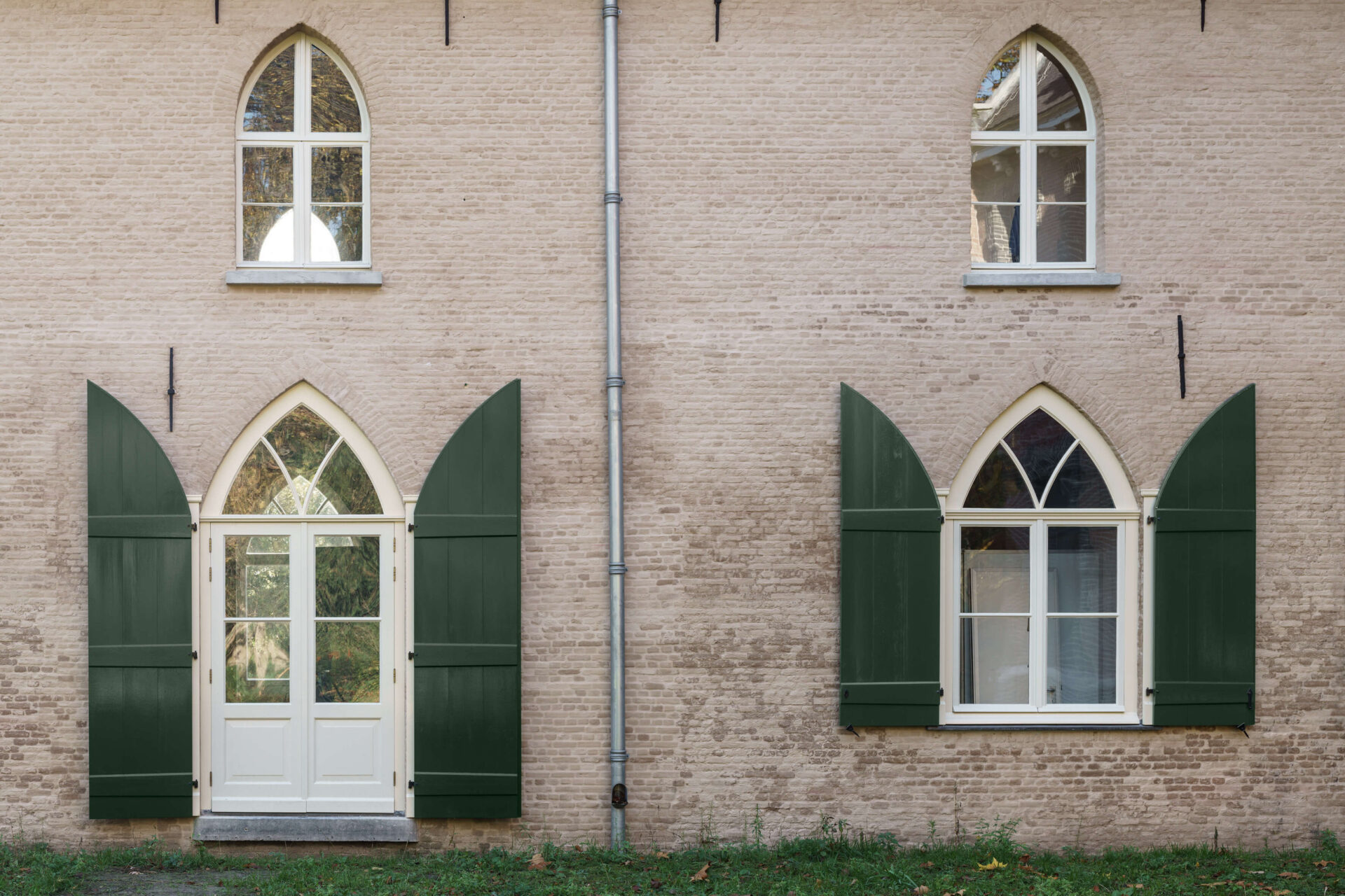 Detailfoto van openstaande luiken bij Kasteel d’Oultremont