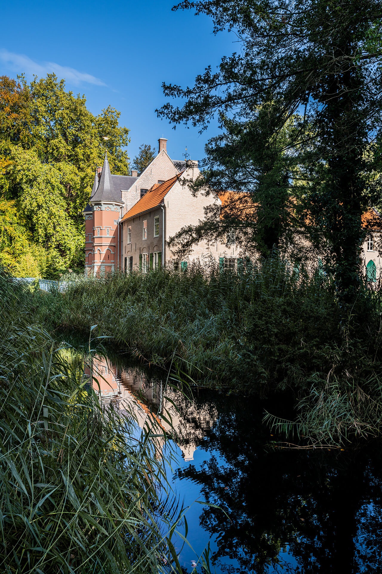 Aanzicht van Kasteel d’Oultremont vanuit de gracht