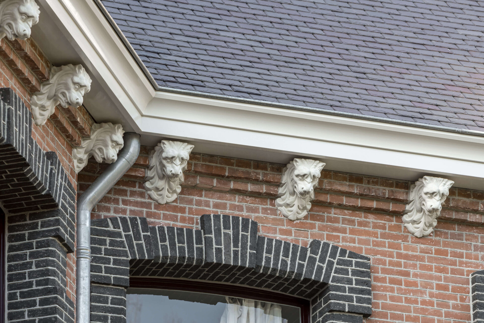 Detailfoto van de geveldecoratie van Kasteel d’Oultremont