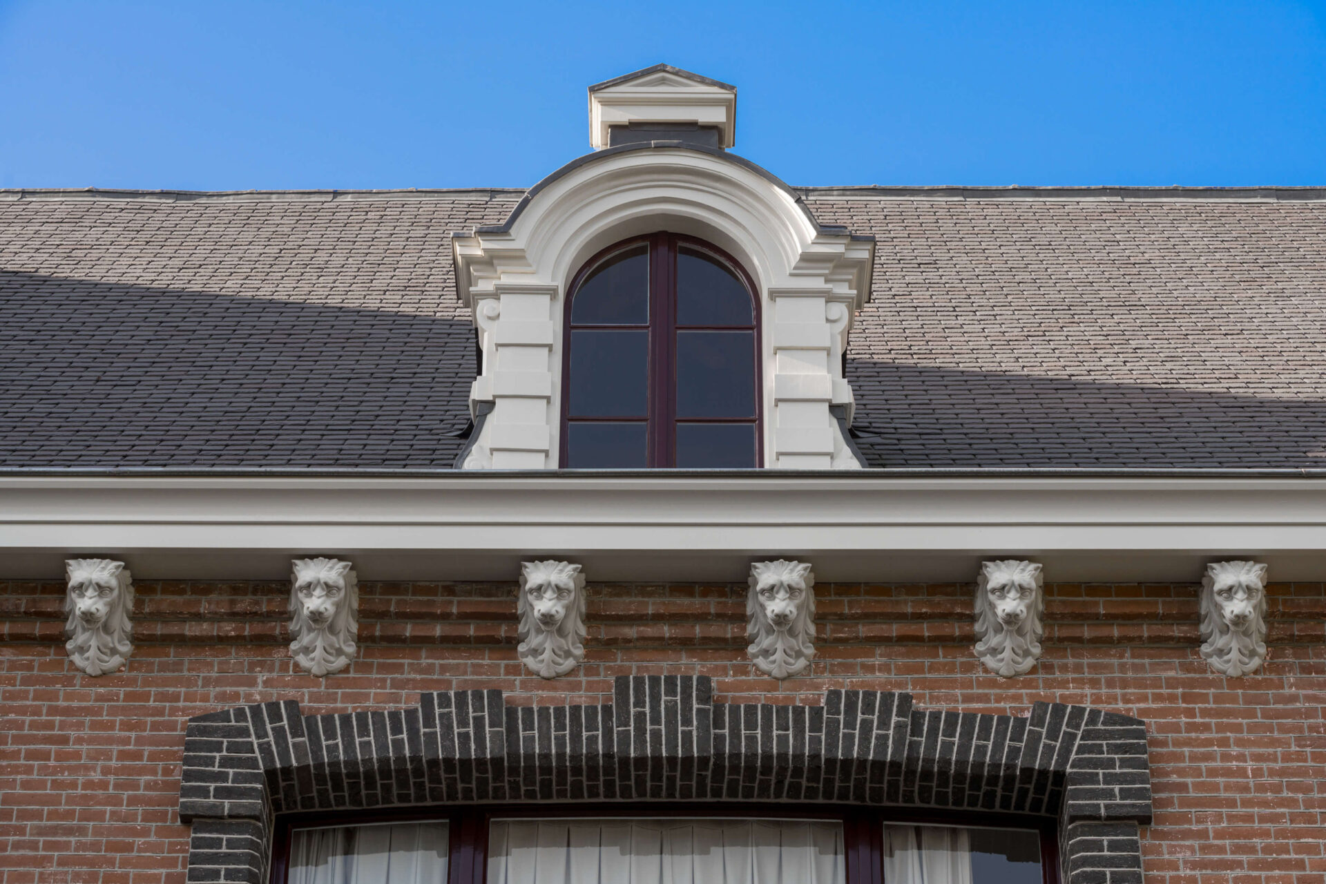 Detail foto van geveldecoratie en dakkapel bij Kasteel d’Oultremont
