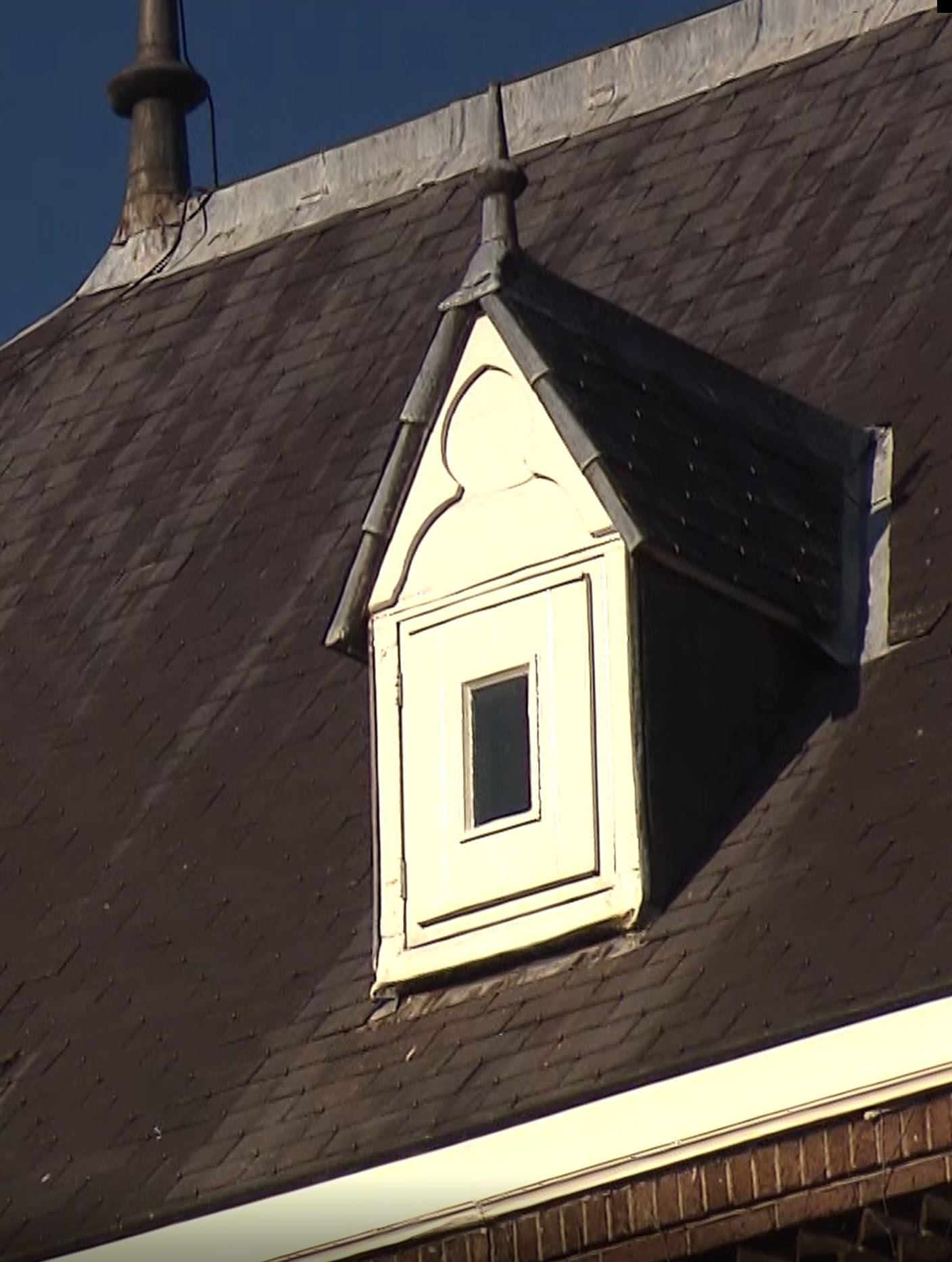 Detail van klassieke dakkapel bij Klooster Clarissen