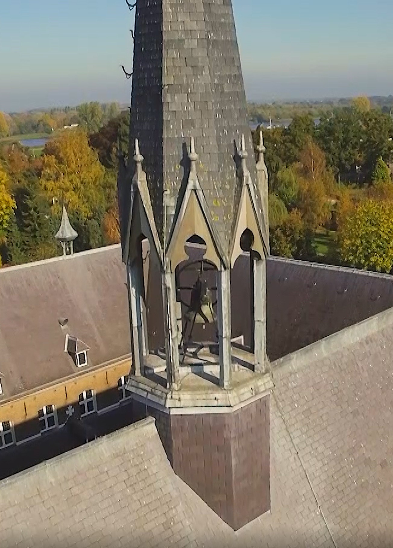 Detailfoto van het torentje met de bel van Klooster Clarissen