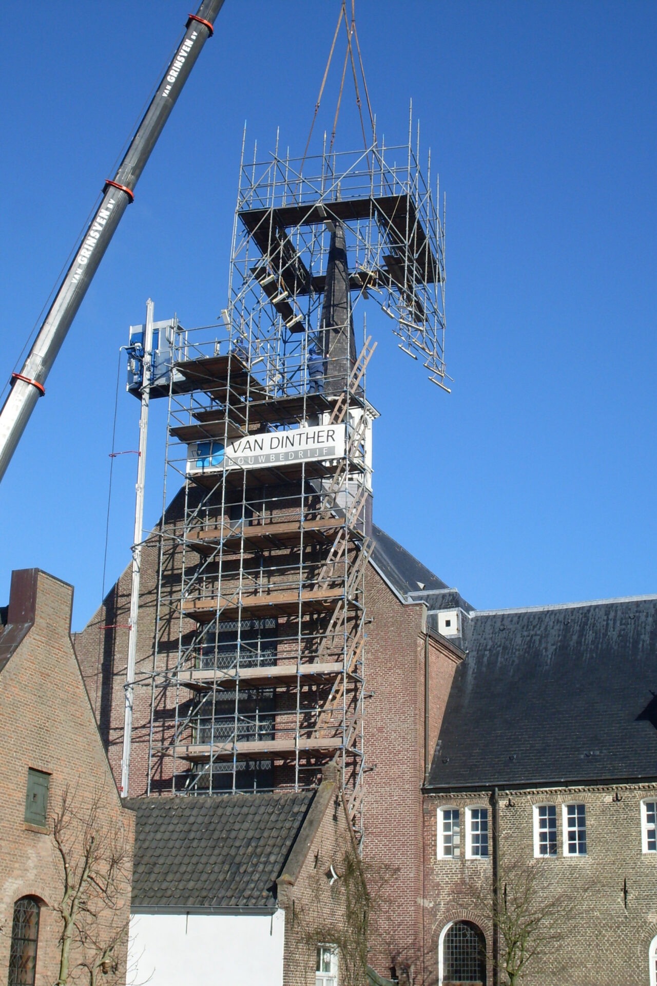 Het plaatsen van de steiger tijdens herstelwerkzaamheden van de toren van Klooster Franciscanen