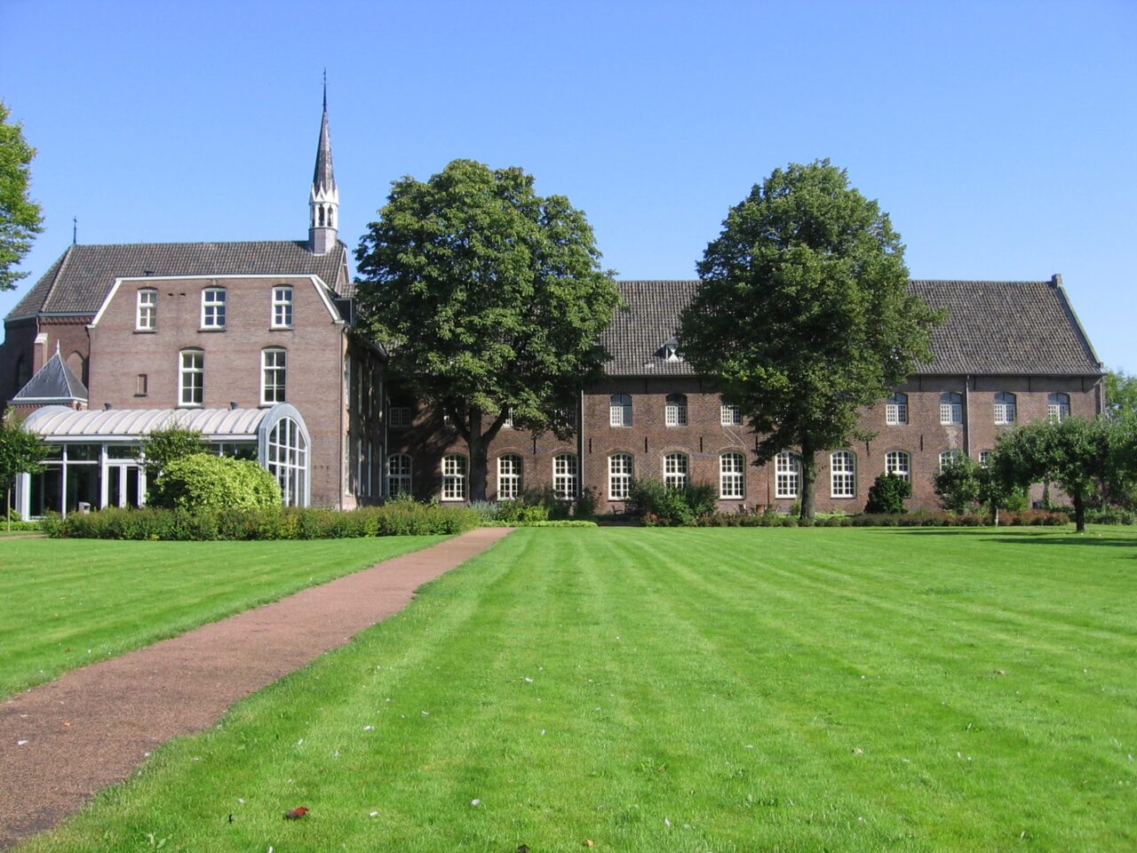 Vooraanzicht van tuin en Klooster Soeterbeeck