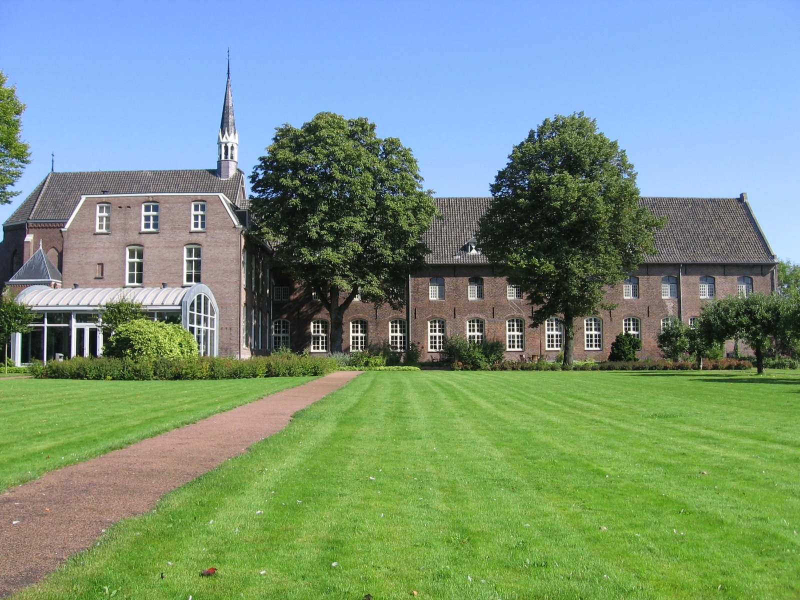 Vooraanzicht van tuin en Klooster Soeterbeeck