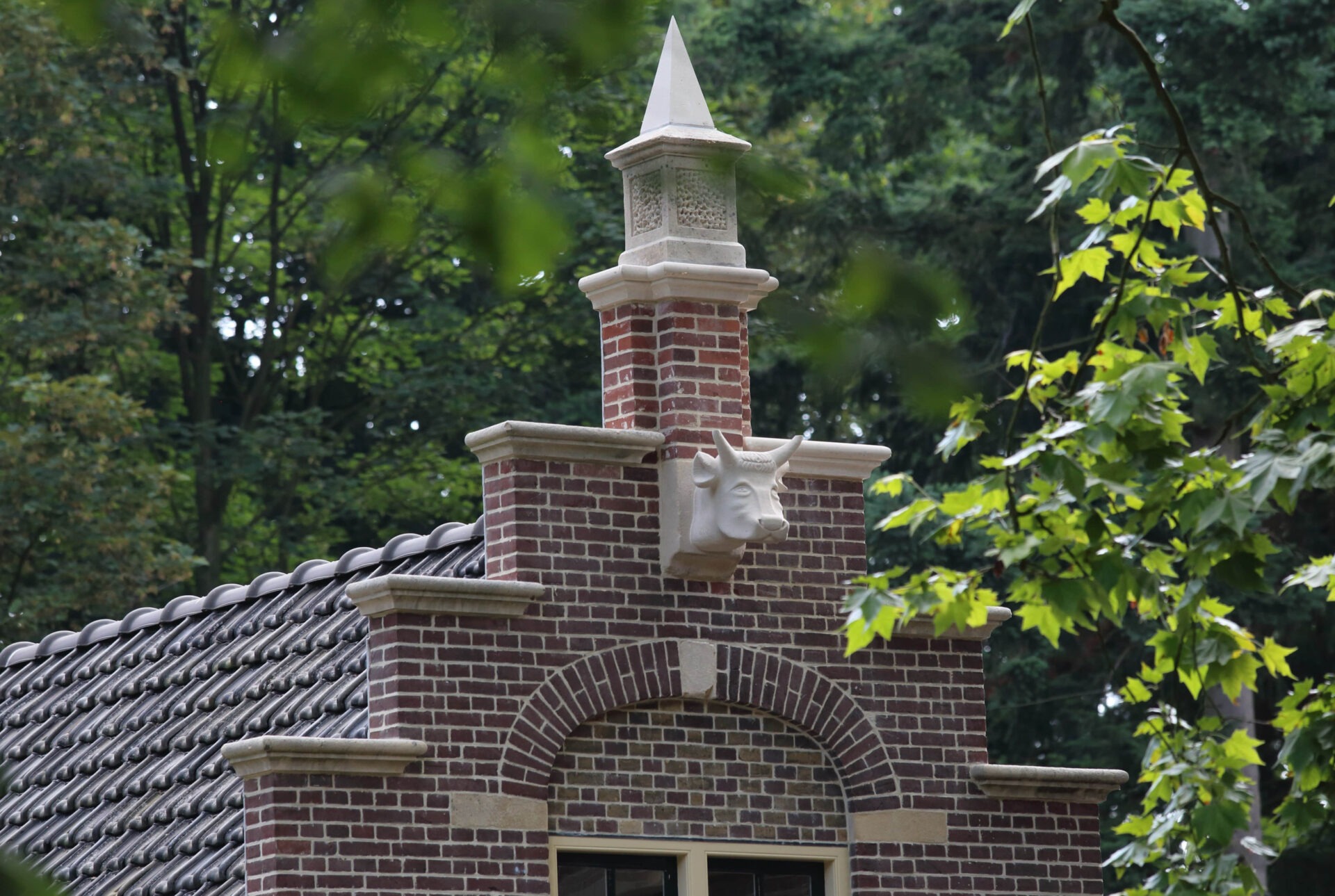 Detailfoto van de bovenzijde van het Koetshuis in Vught en decoratie