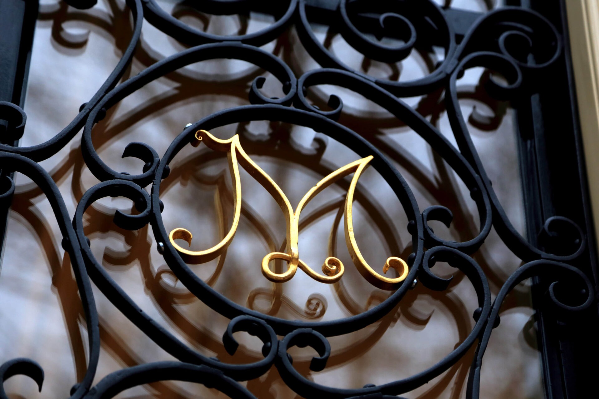 Detailfoto van een van de raamwerken met de letter M bij het Koetshuis in Vught