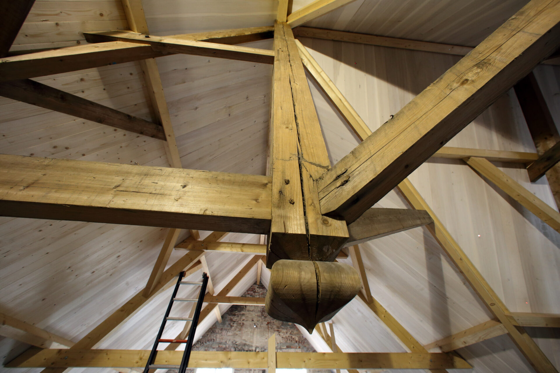 Houten balken in het dak van het Koetshuis in Vught