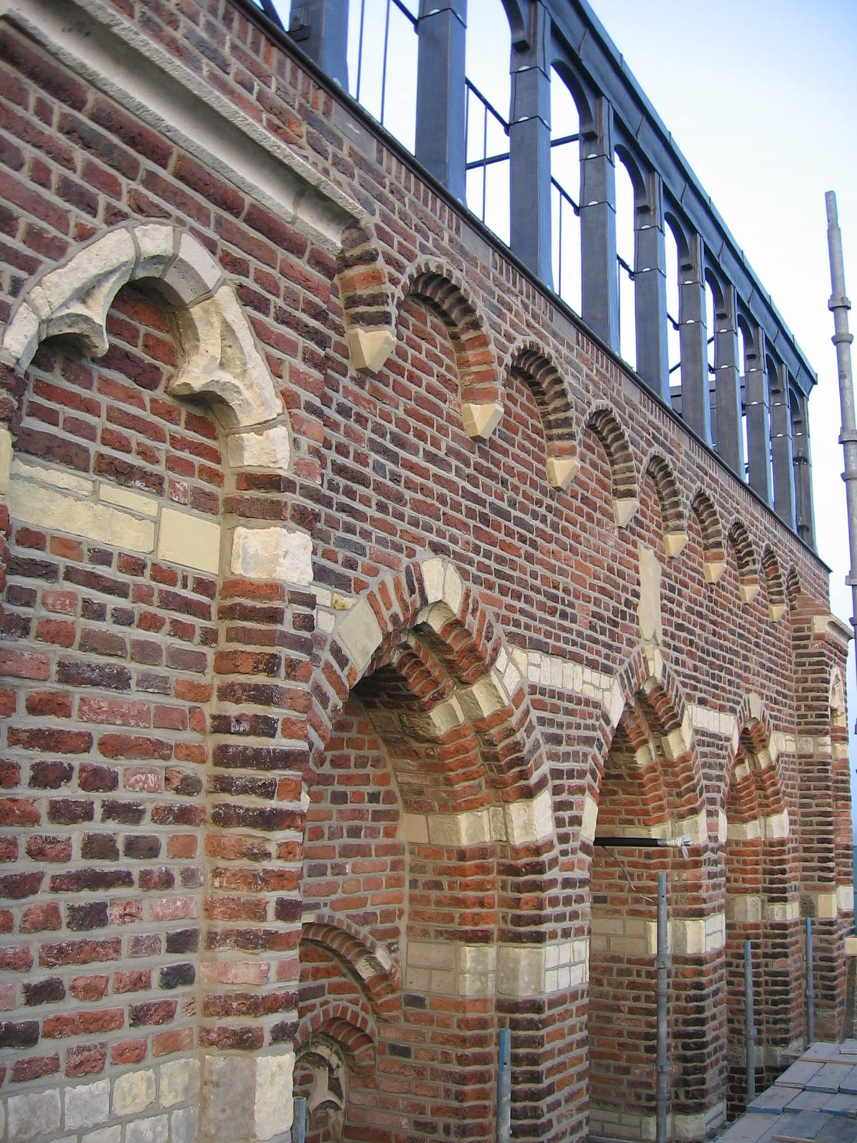 Het gerestaureerde metselwerk aan de bovenzijde van de Lambertustoren