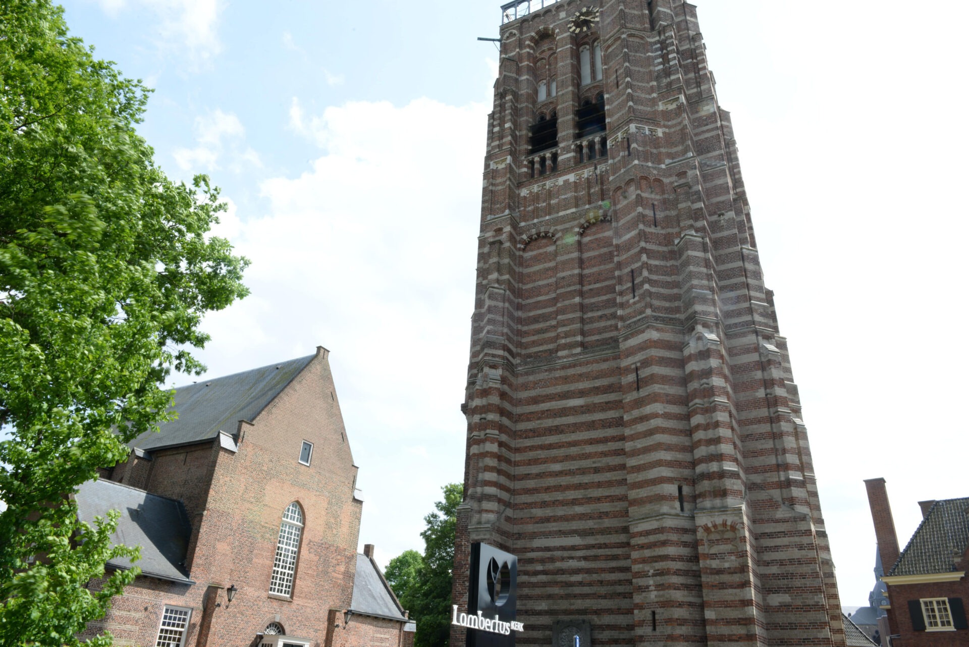 Zijaanzicht van de Lambertustoren