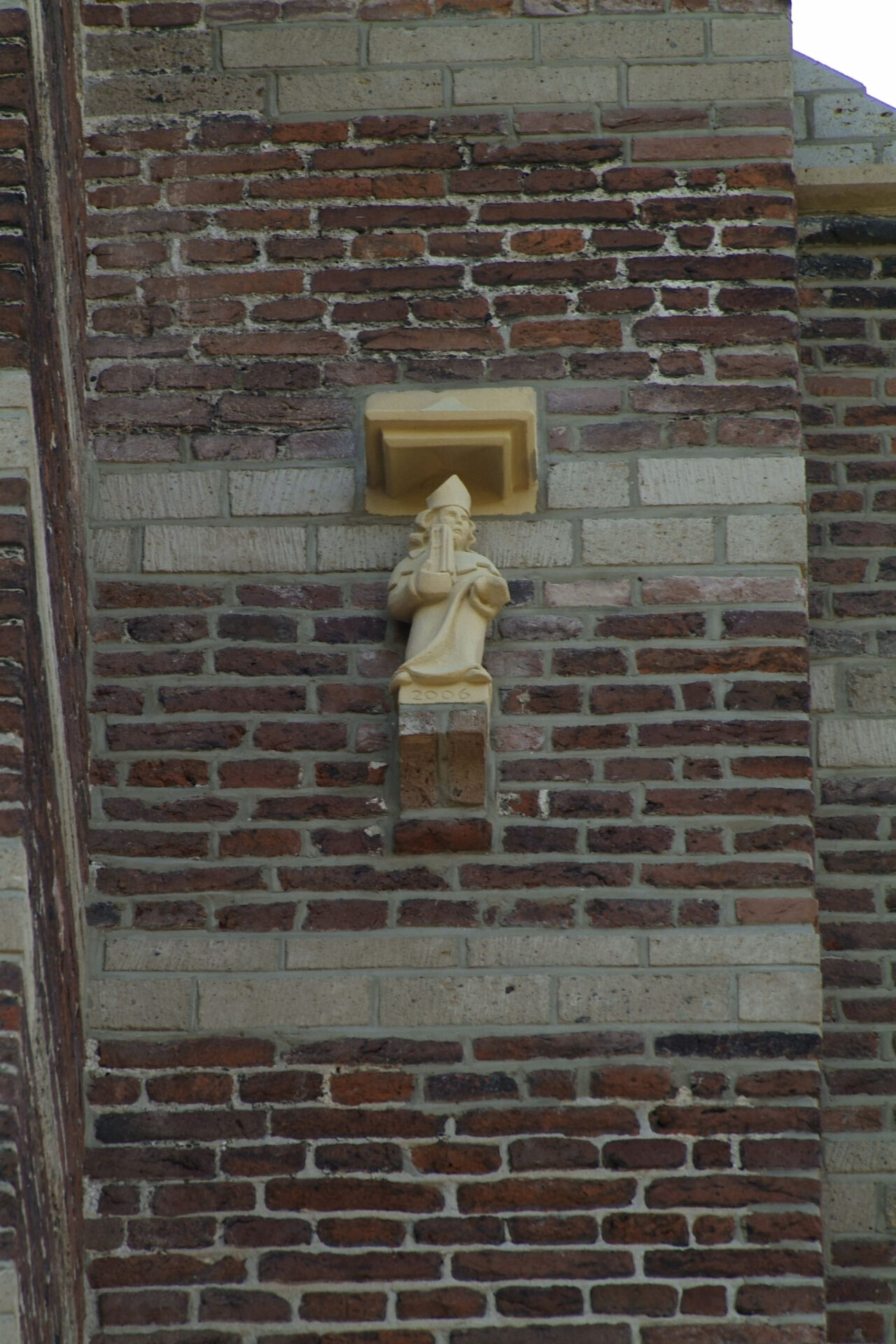 Geveldetail van de Lambertustoren tijdens restauratiewerkzaamheden