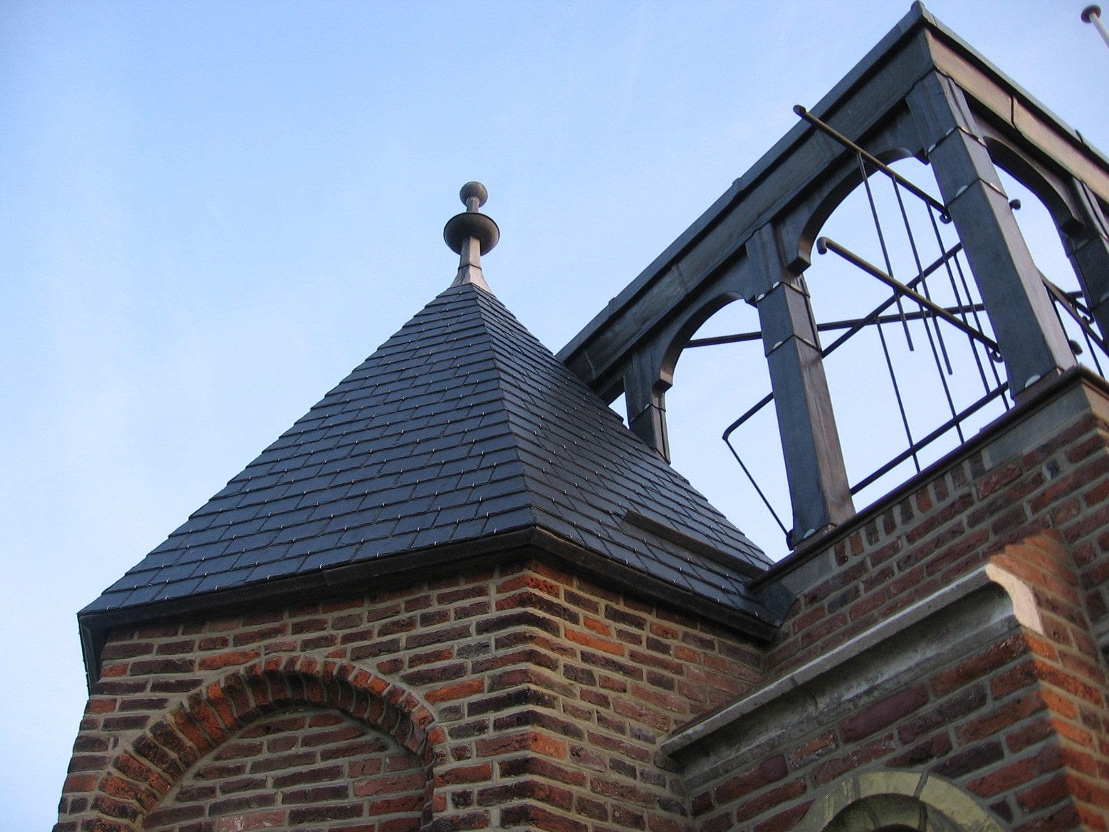 Detailfoto van de een van de torens van de Lambertuskerk