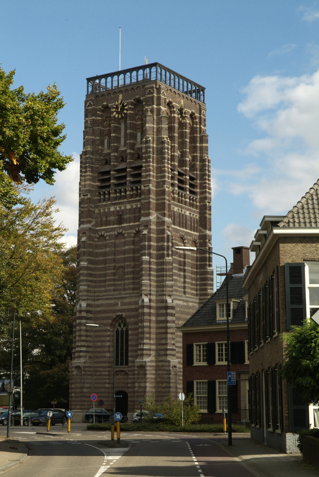 Zijaanzicht van de gerestaureerde Lambertustoren
