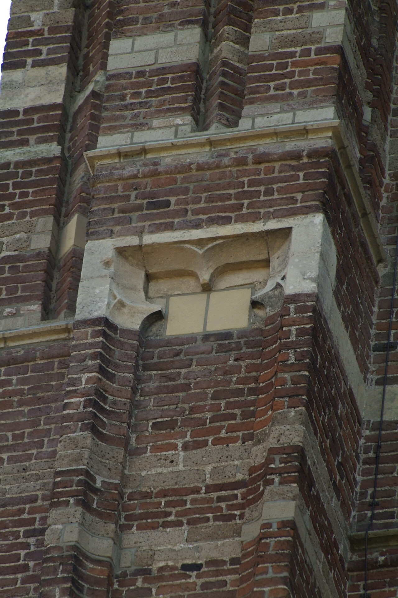 Detailopname van het natuursteen in de Lambertustoren