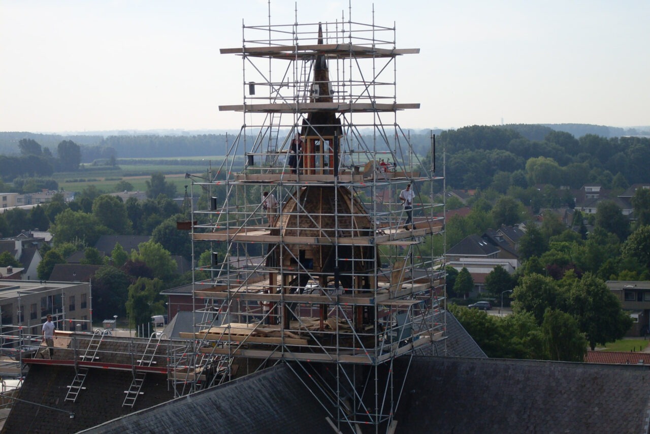 Restauratiewerkzaamheden aan de toren van de R.K.H. Alphonsuskerk