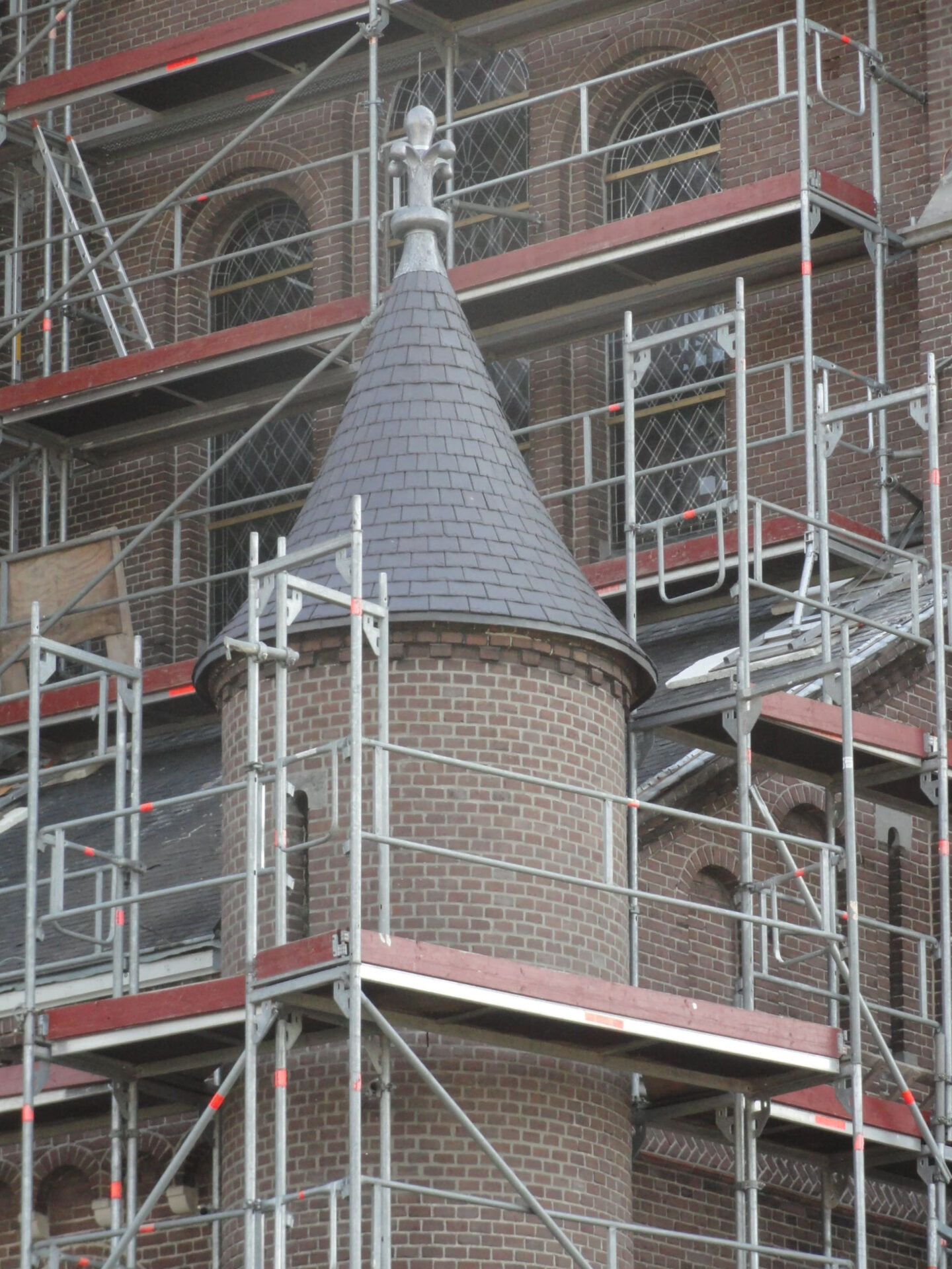 Een van de kleinere torens van de R.K.H. Alphonsuskerk in de steigers