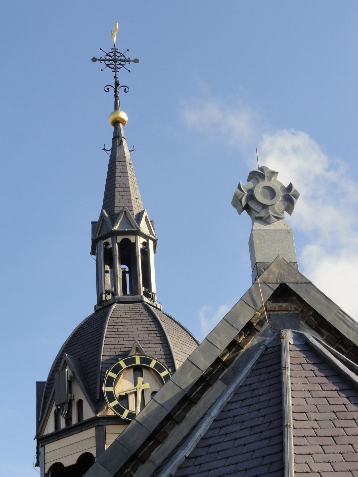 De gerestaureerde toren van de R.K.H. Alphonsuskerk