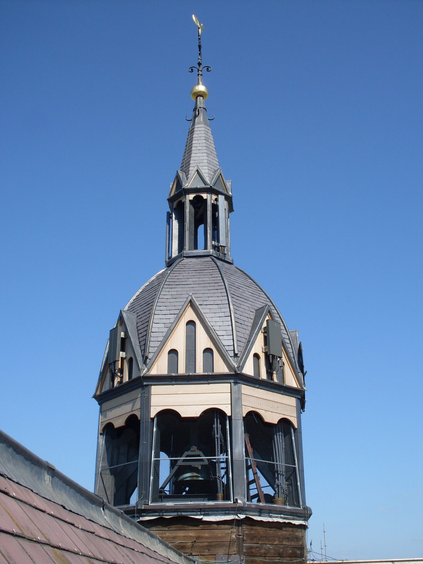 Detailfoto van de gerestaureerde toren van de R.K.H. Alphonsuskerk