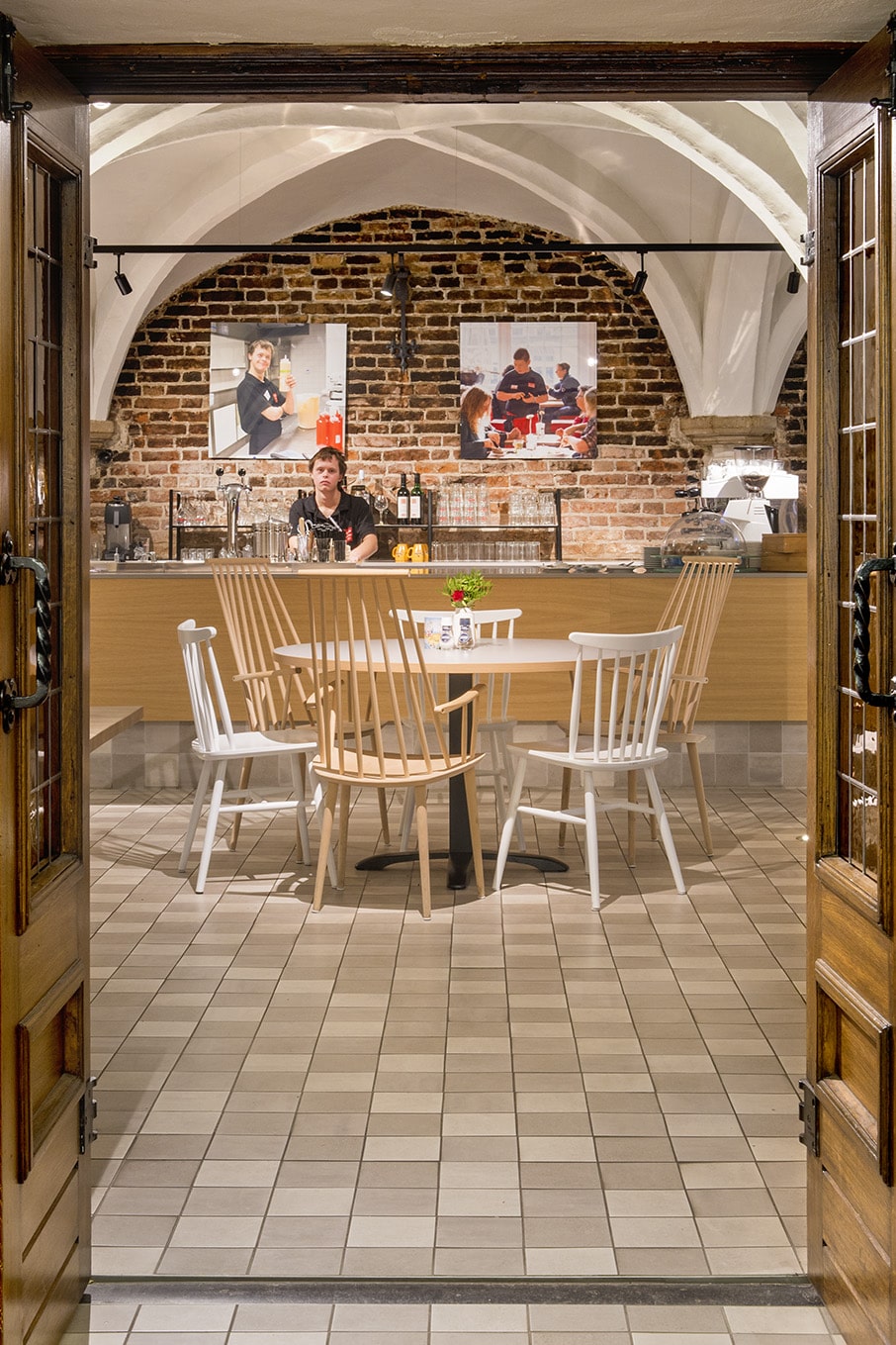 Aanzicht door de ingang van het lunch cafe in de Raadskelder van 's-Hertogenbosch