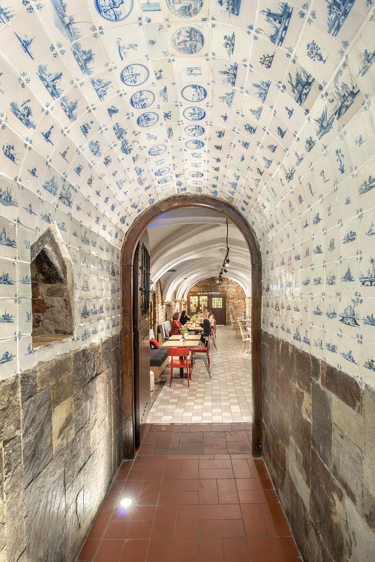 Gang van het lunch cafe met daarin Delfts blauwe mozaïek in de Raadskelder van 's-Hertogenbosch