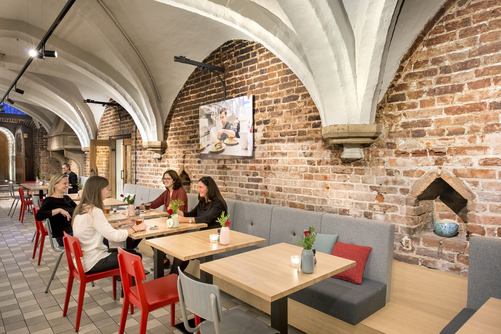 Binnenzijde van het lunch cafe met klassieke gewelven van de Raadskelder van 's-Hertogenbosch