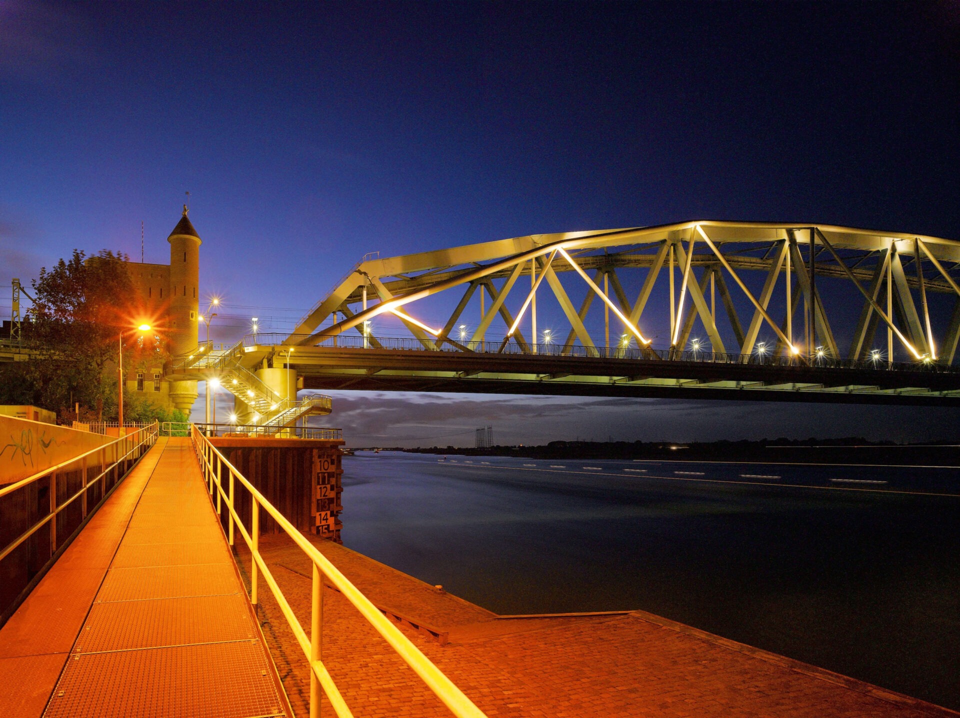 Het Landhoofd en de spoorbrug in de avond