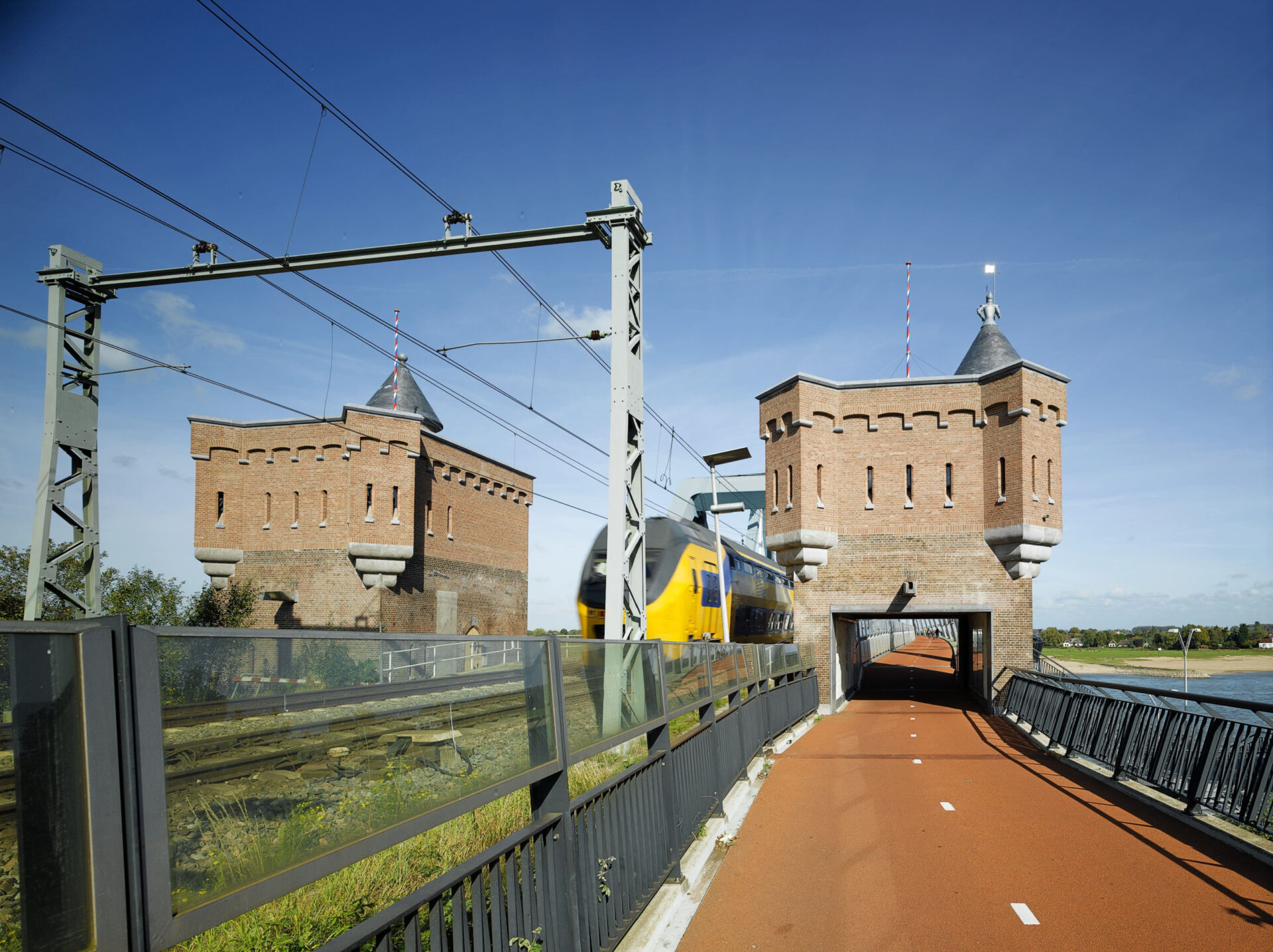 Een doorkijk van het Landhoofd met een naderende trein