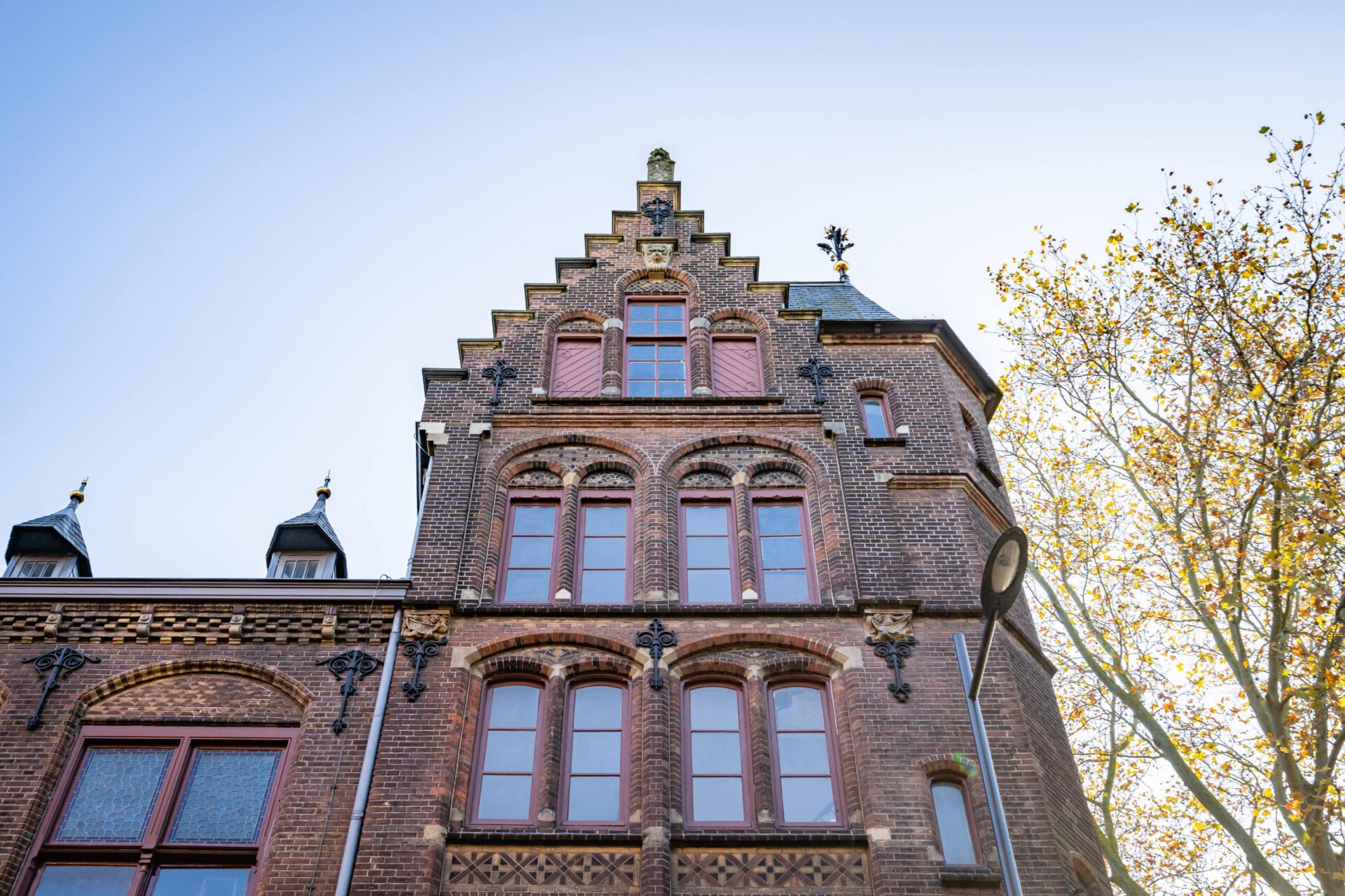Onderaanzicht van het Rijksarchief in 's-Hertogenbosch