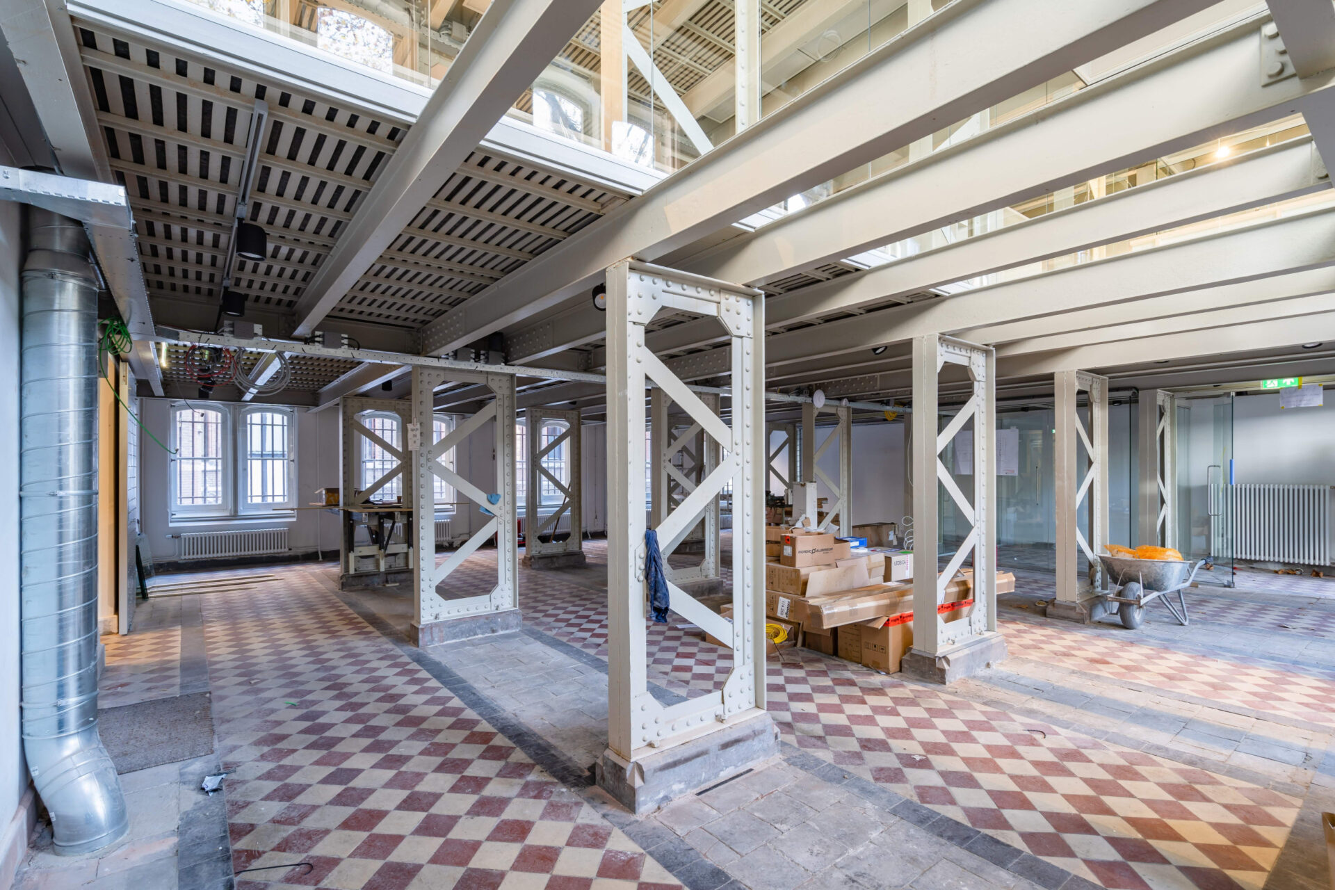 Stalen constructie aan de binnenzijde van het Rijksarchief van 's-Hertogenbosch