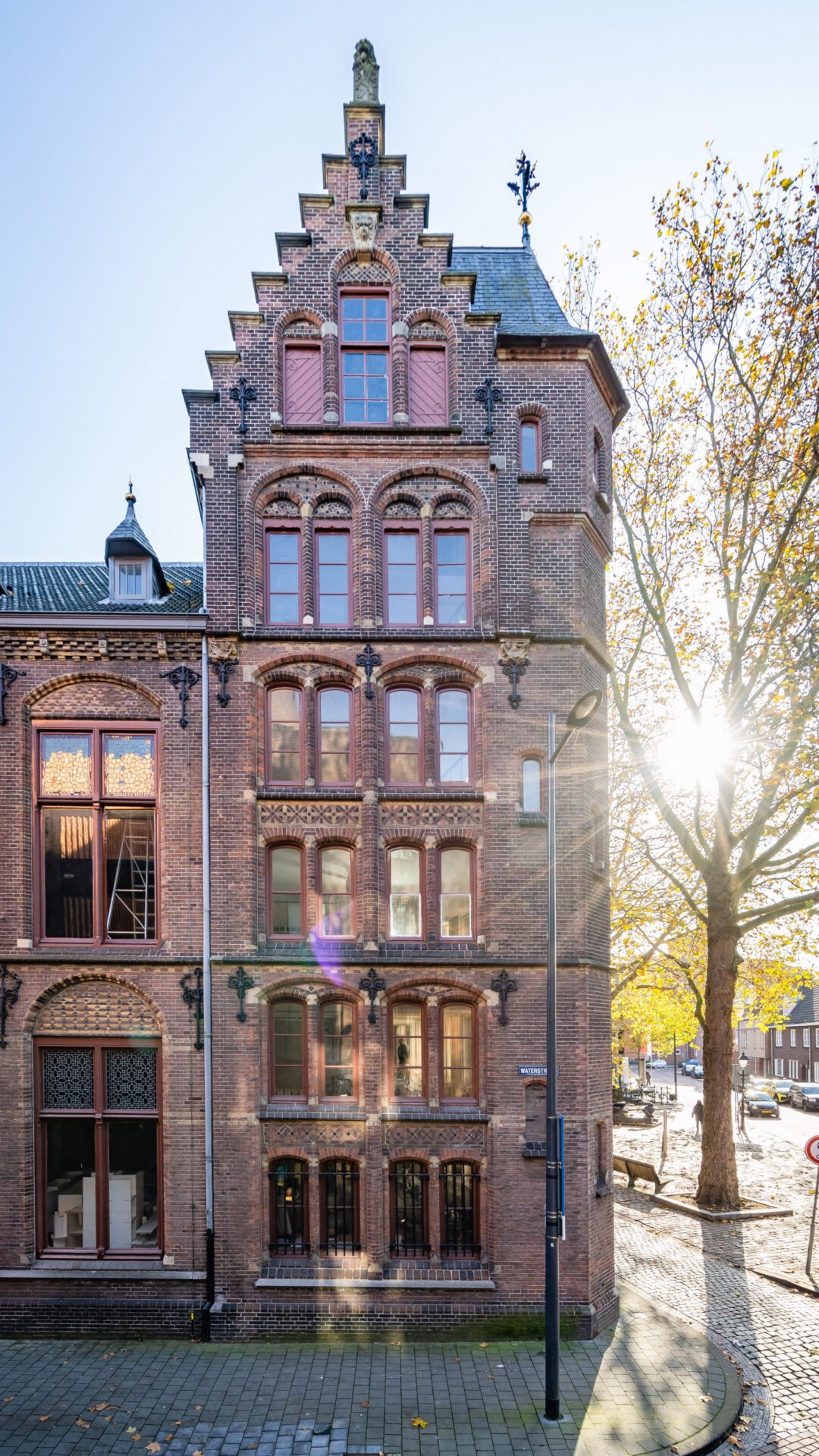 De gevel van het Rijksarchief aan de Waterstraat in 's-Hertogenbosch, met trapgevel, rijkversierd metselwerk en rondboogv…De gerestaureerde neogotische gevel van het voormalige Rijksarchief aan de Waterstraat in 's-Hertogenbosch