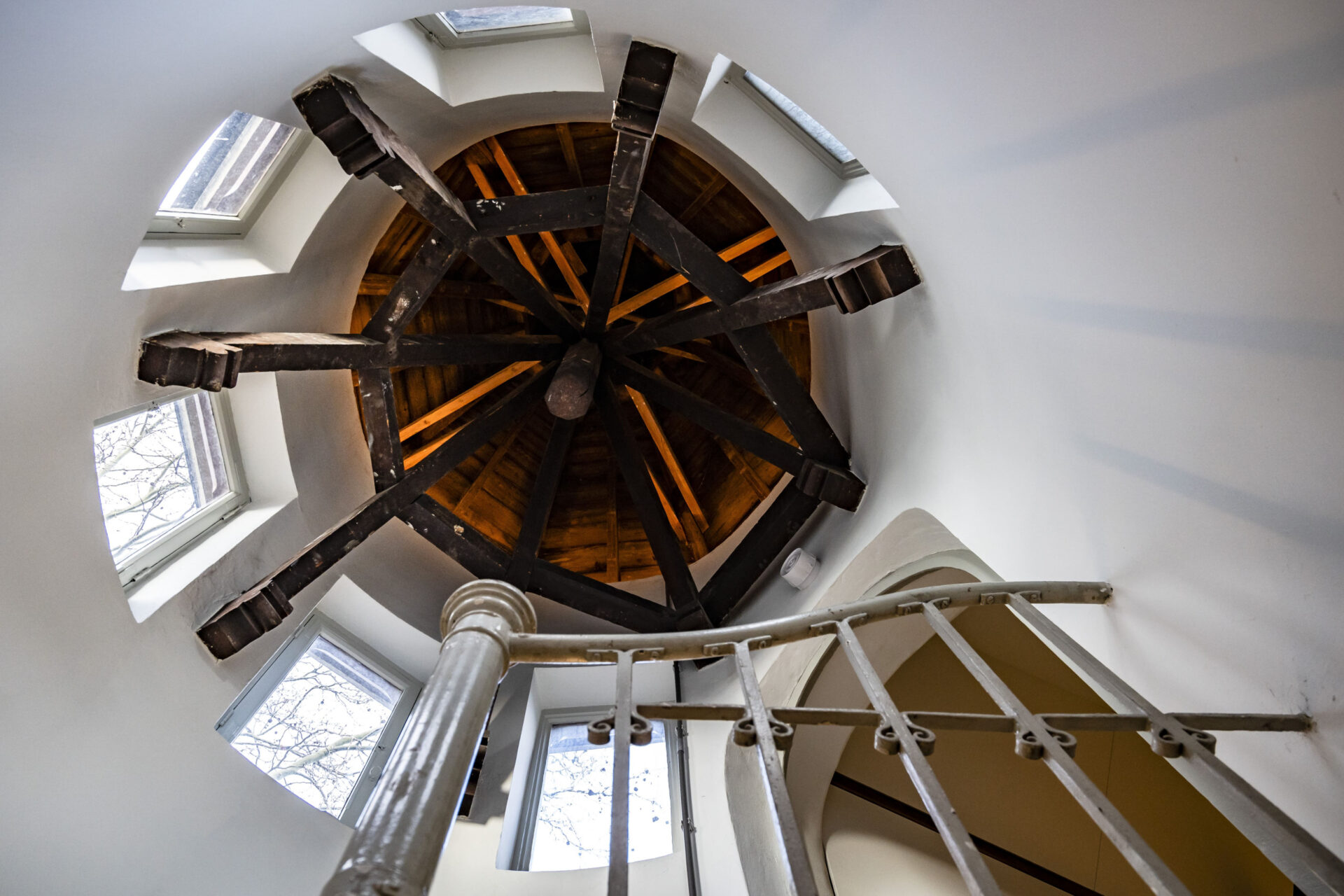 Binnenzijde van een van de torens van het Rijksarchief in 's-Hertogenbosch. De punt van de toren is opgebouwd met een houten constructie