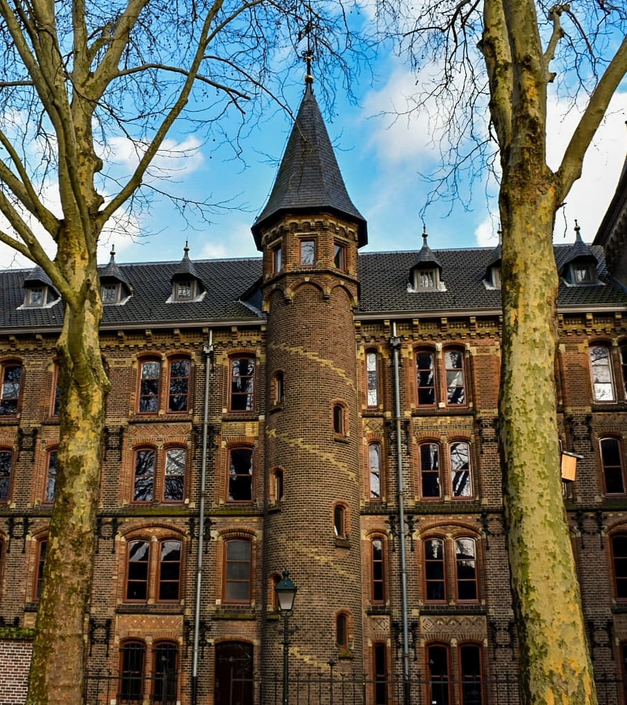 Een van de torens van het Rijksarchief in 's-Hertogenbosch