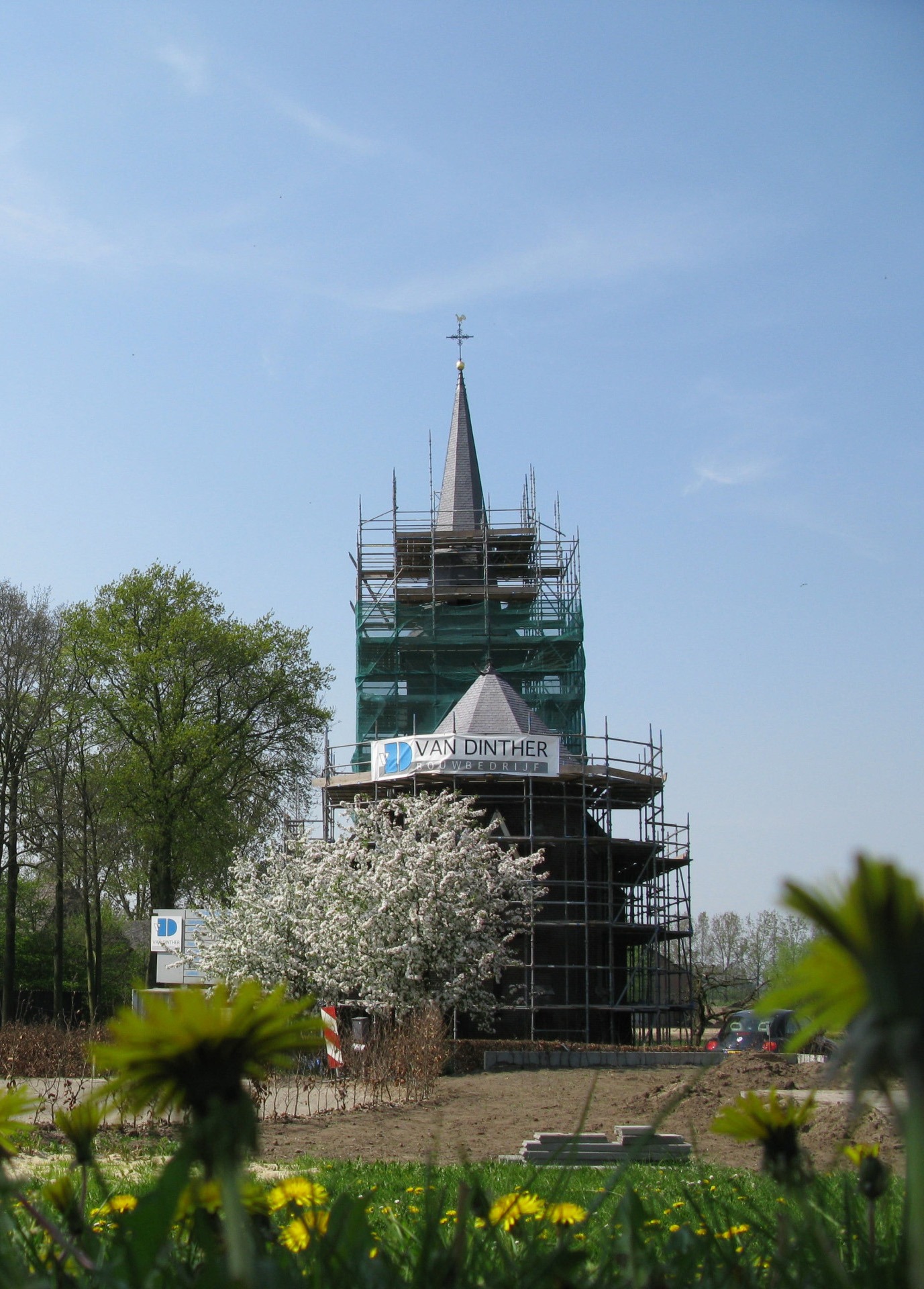 Toren van de Sint Jan de Doper kerk in de steigers