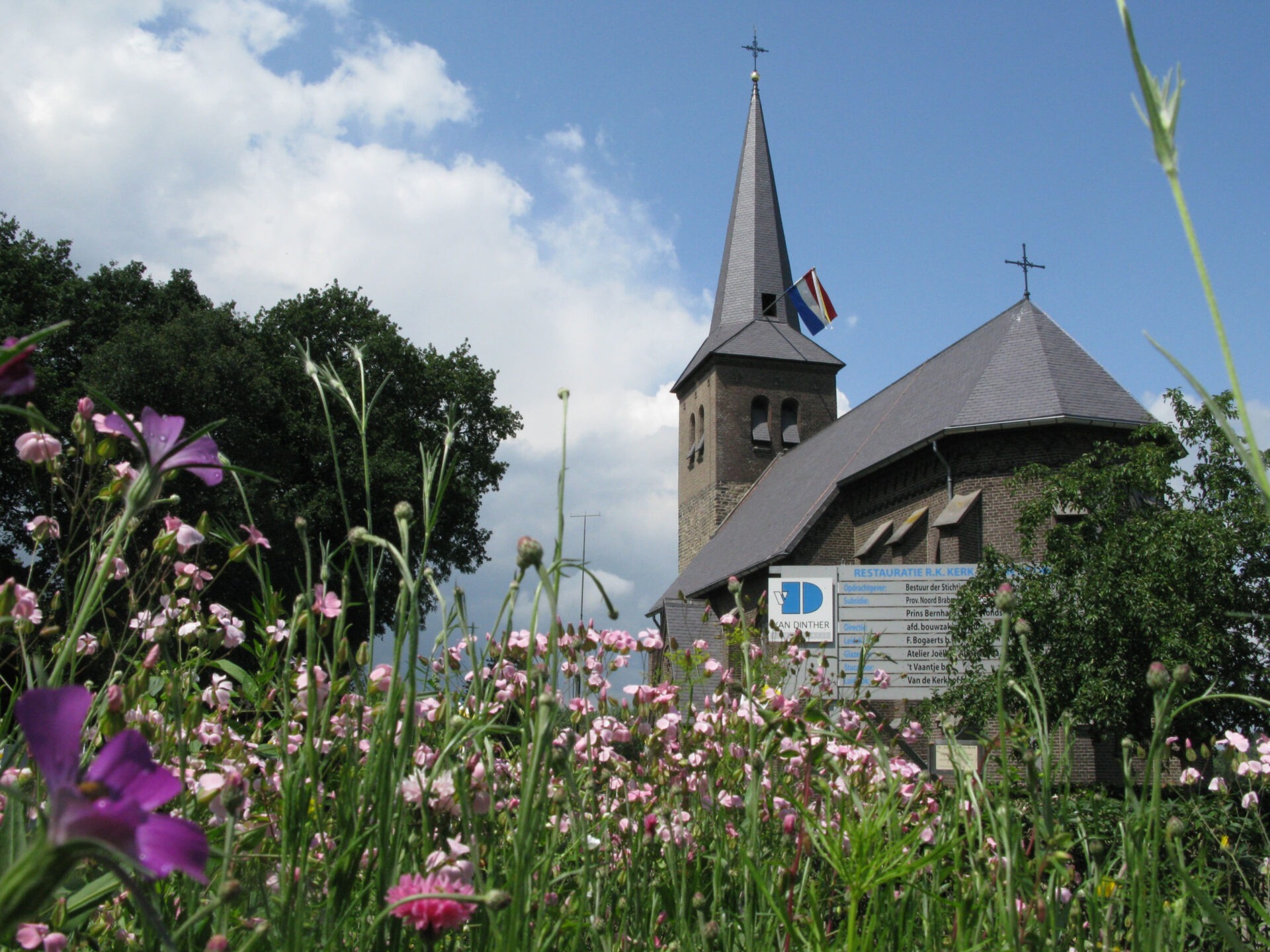 Onderaanzicht van de Sint Jan de Doperkerk vanuit het grasveld