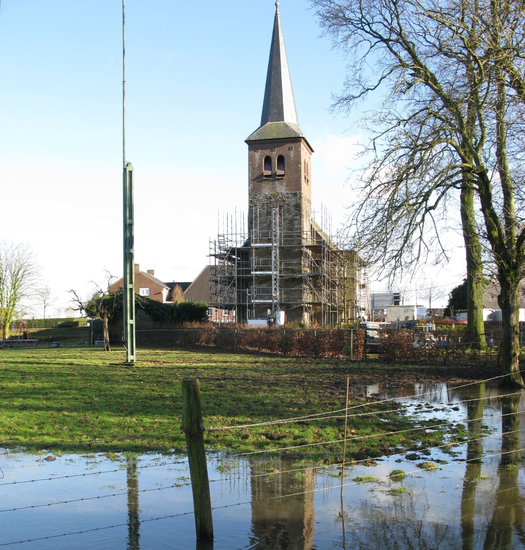 De Sint Jan de Doperkerk in de steigers