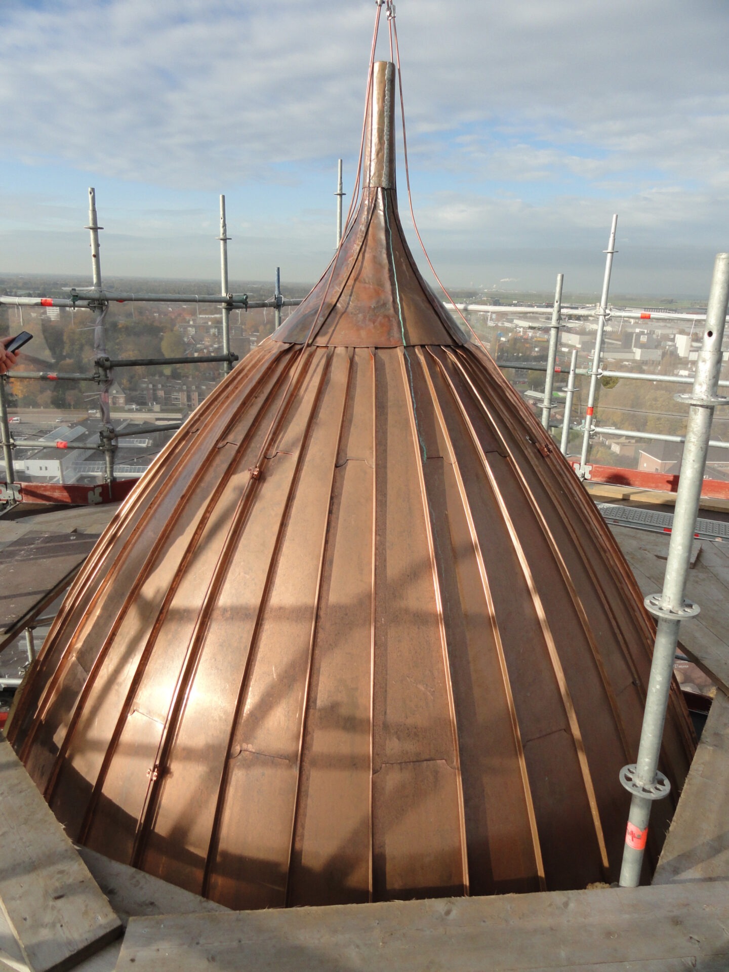 Detailfoto van een van de koperkleurige koepels van de Sint Janskerk