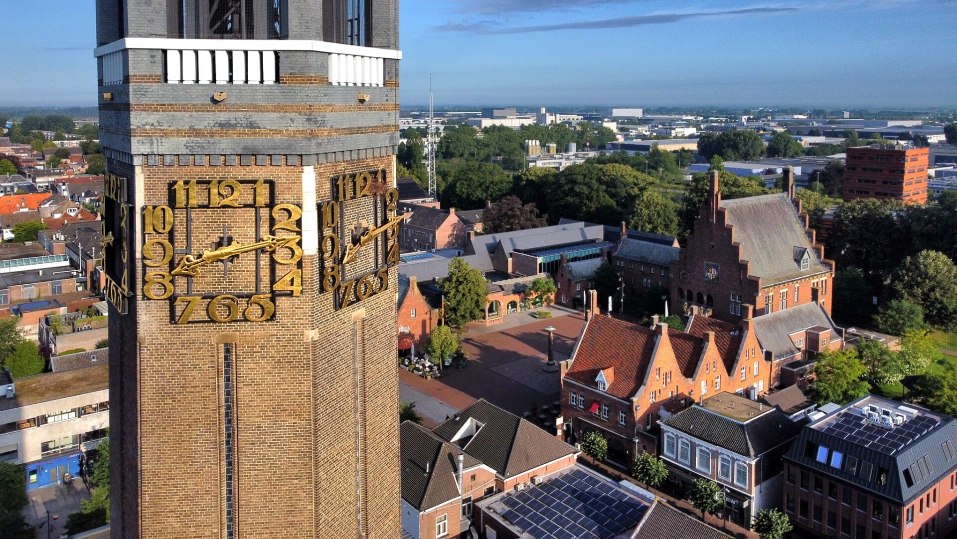 Detailfoto van de klokkentoren van de Sint Janskerk