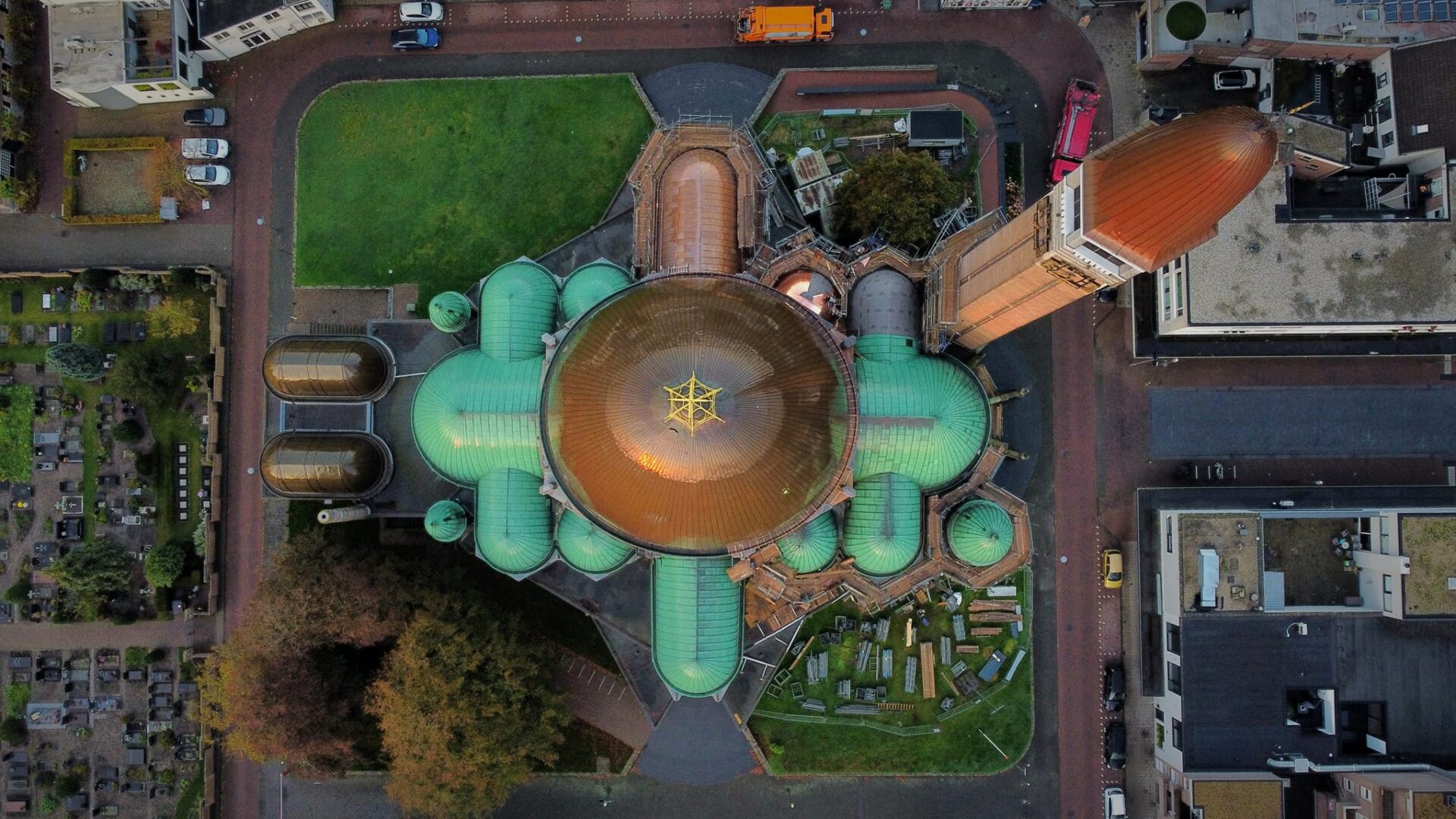 Bovenaanzicht van de Sint Janskerk tijdens de restauratiewerkzaamheden